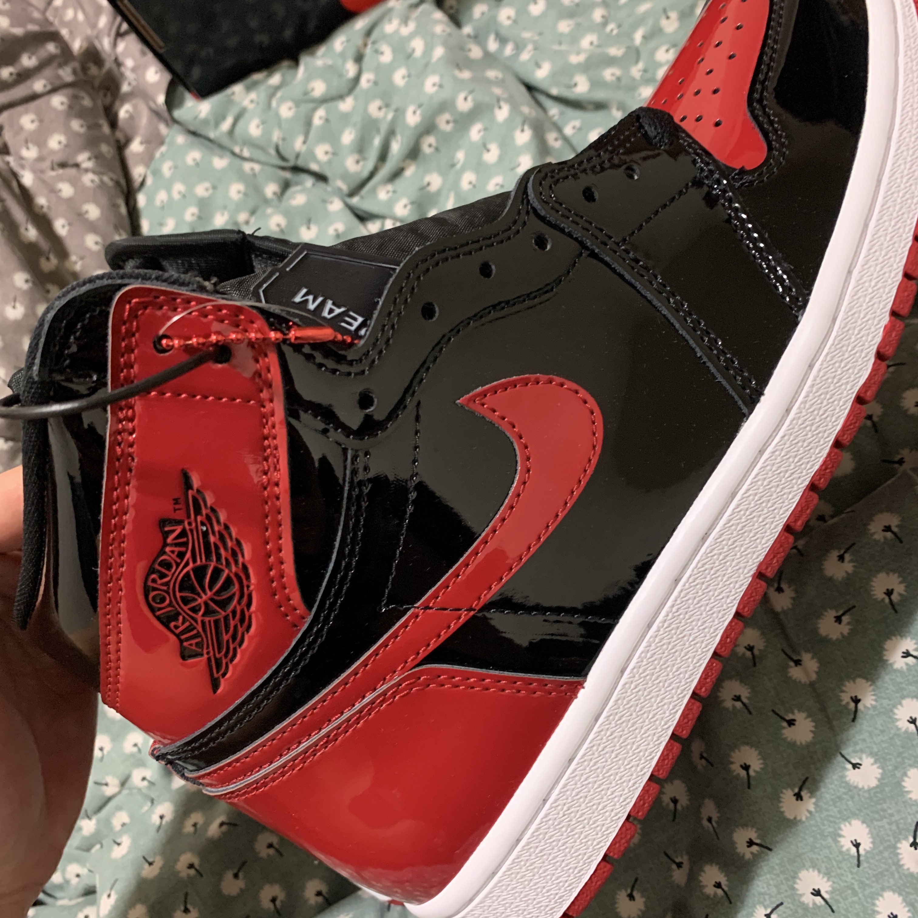 Jordan 1 Retro High OG Patent Bred 착용 스타일 - 3