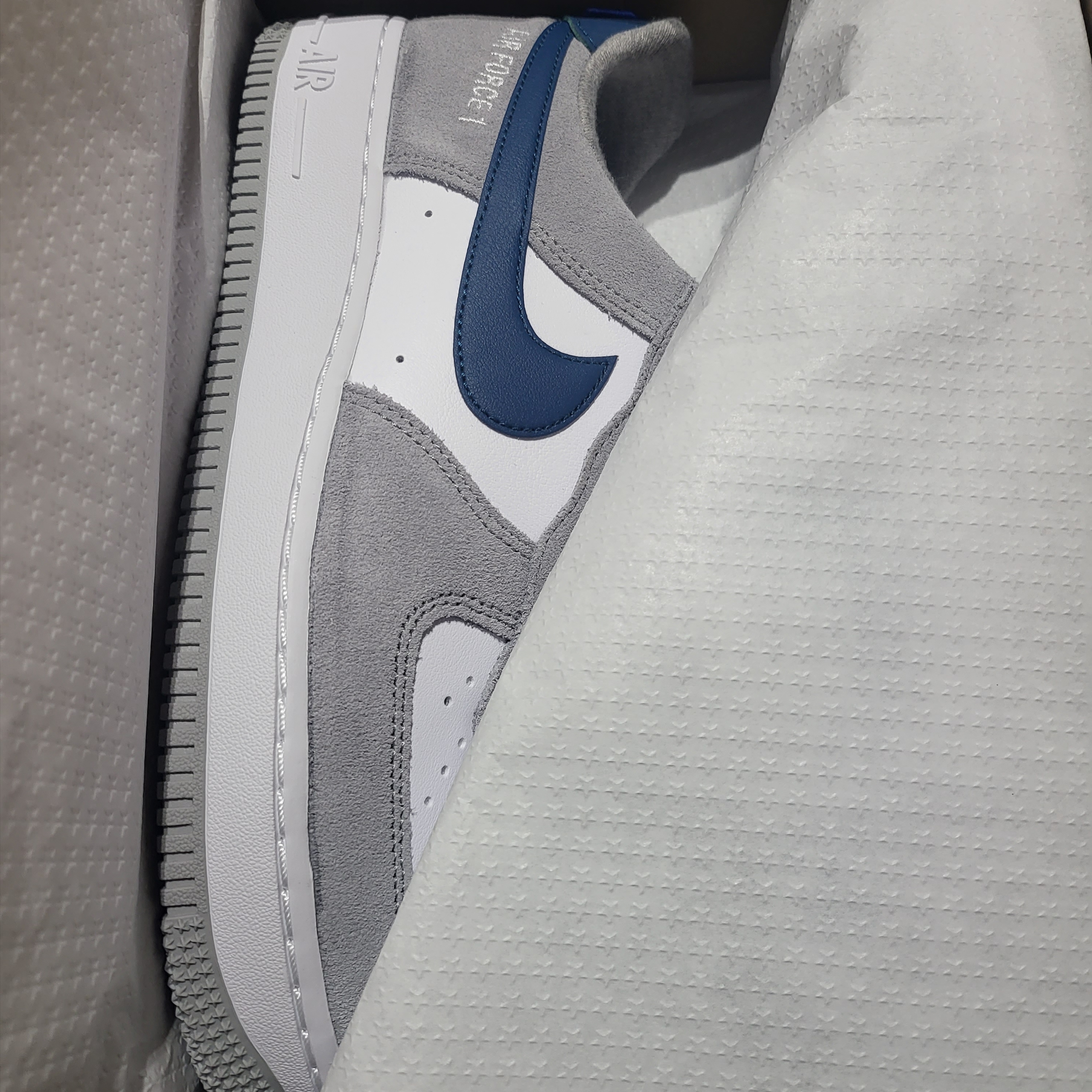 Nike Air Force 1 '07 LV8 Athletic Club Black Dark Sulfur, Nike Air Force 1 '07 LV8 Athletic Club Light Smoke Grey Marina 착용 스타일 - 2