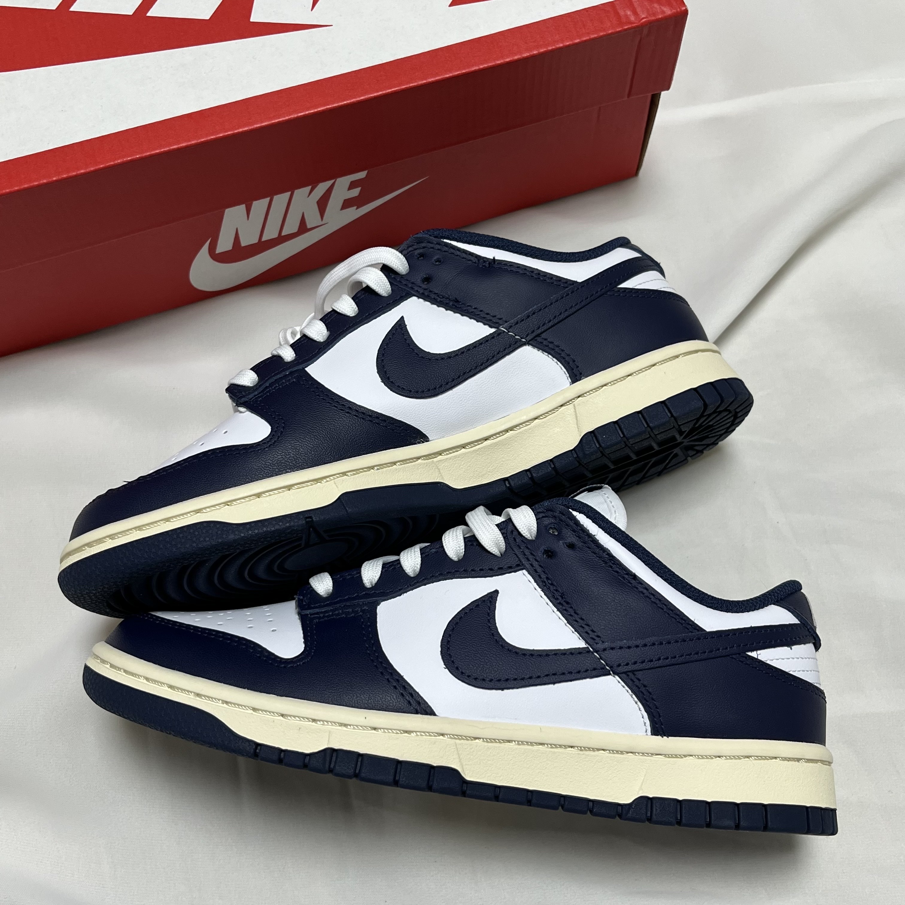 (W) Nike Dunk Low Vintage Midnight Navy 착용 스타일 - 1