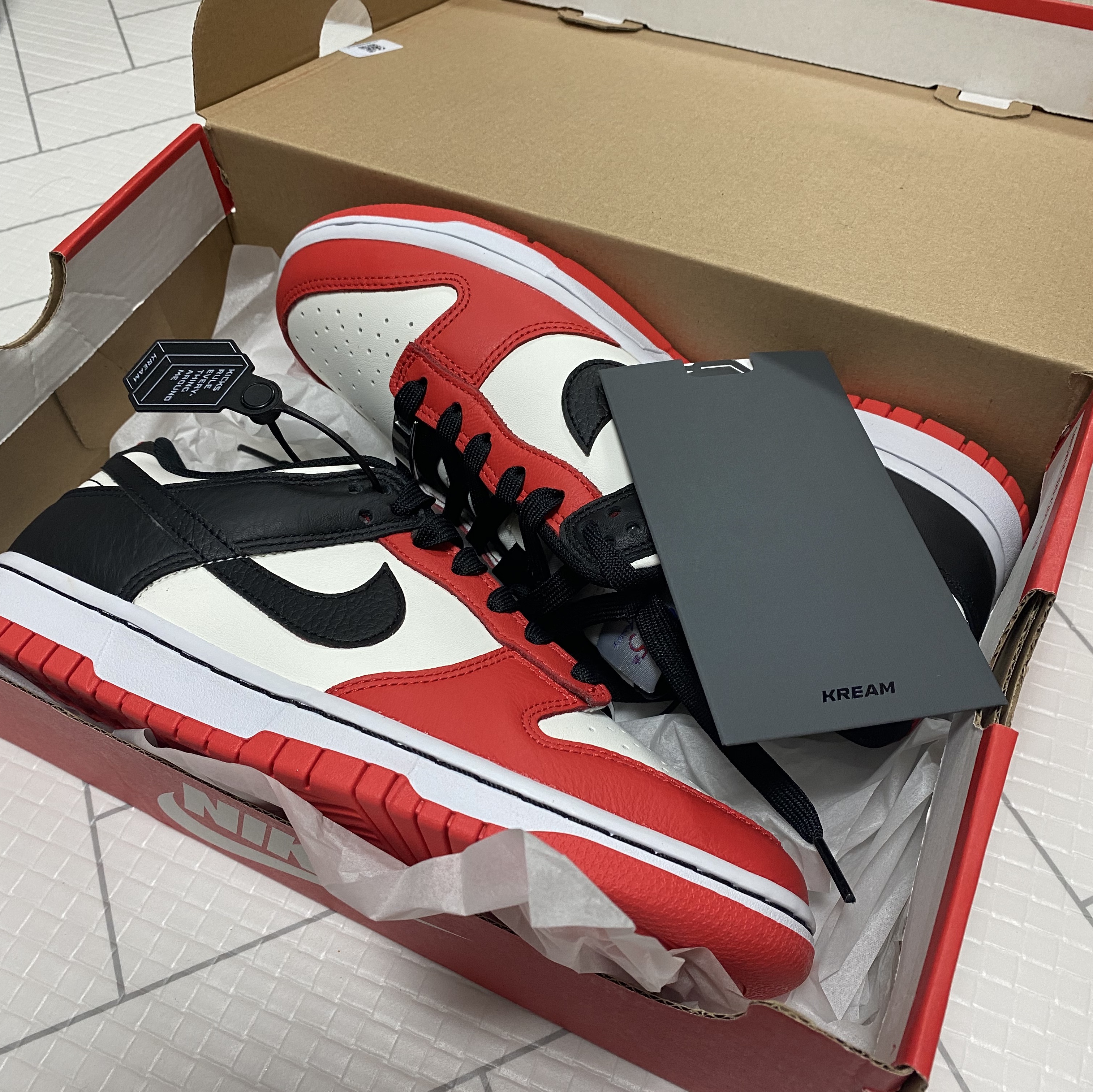 Nike x NBA Dunk Low Retro EMB Black and Chile Red 착용 스타일 - 1