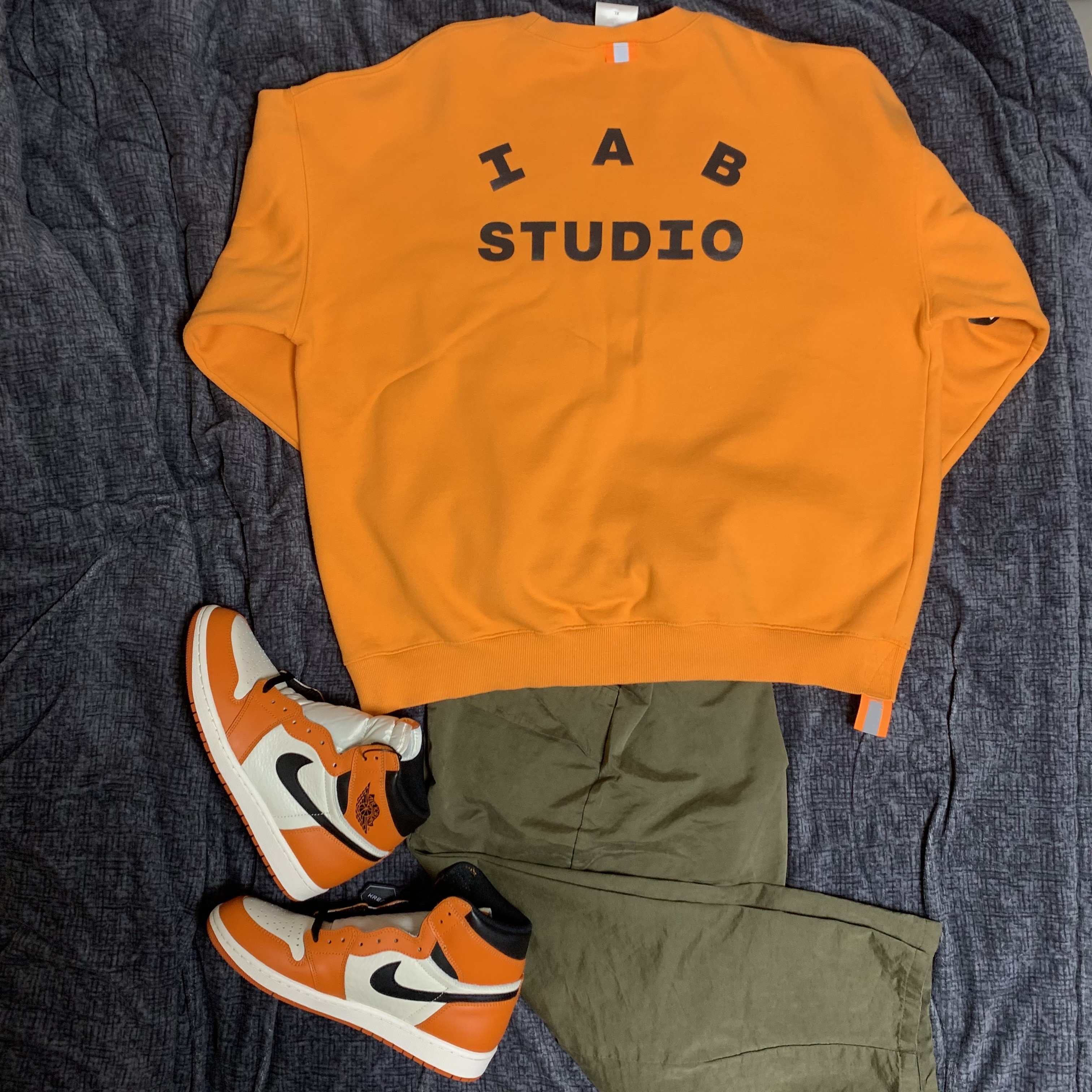 IAB Studio x Doosan Infracore Sweatshirt Orange, Jordan 1 Retro High OG Reverse Shattered Backboard 착용 스타일 - 1