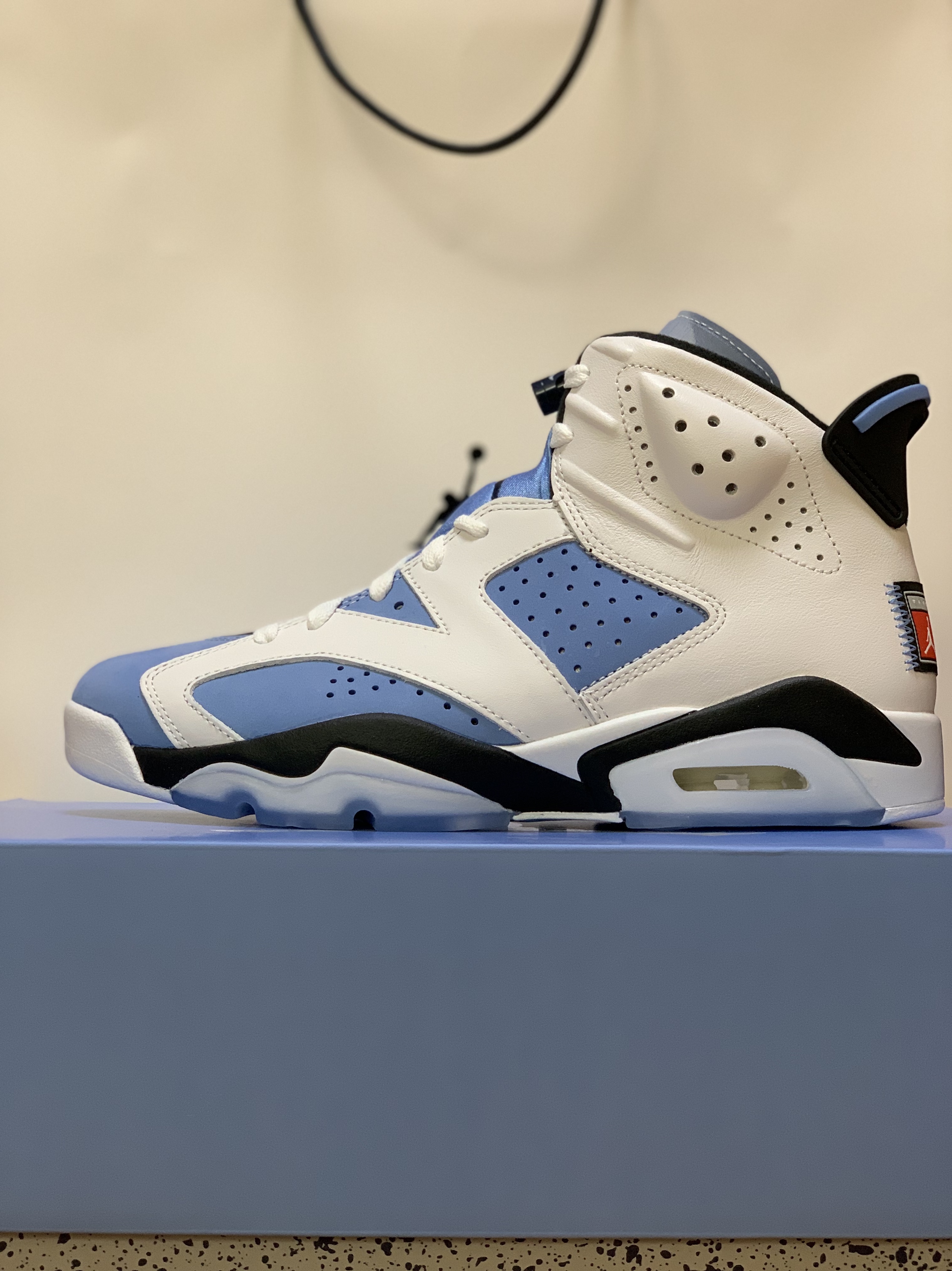Jordan 6 Retro University Blue, (GS) Jordan 6 Retro University Blue 착용 스타일 - 1