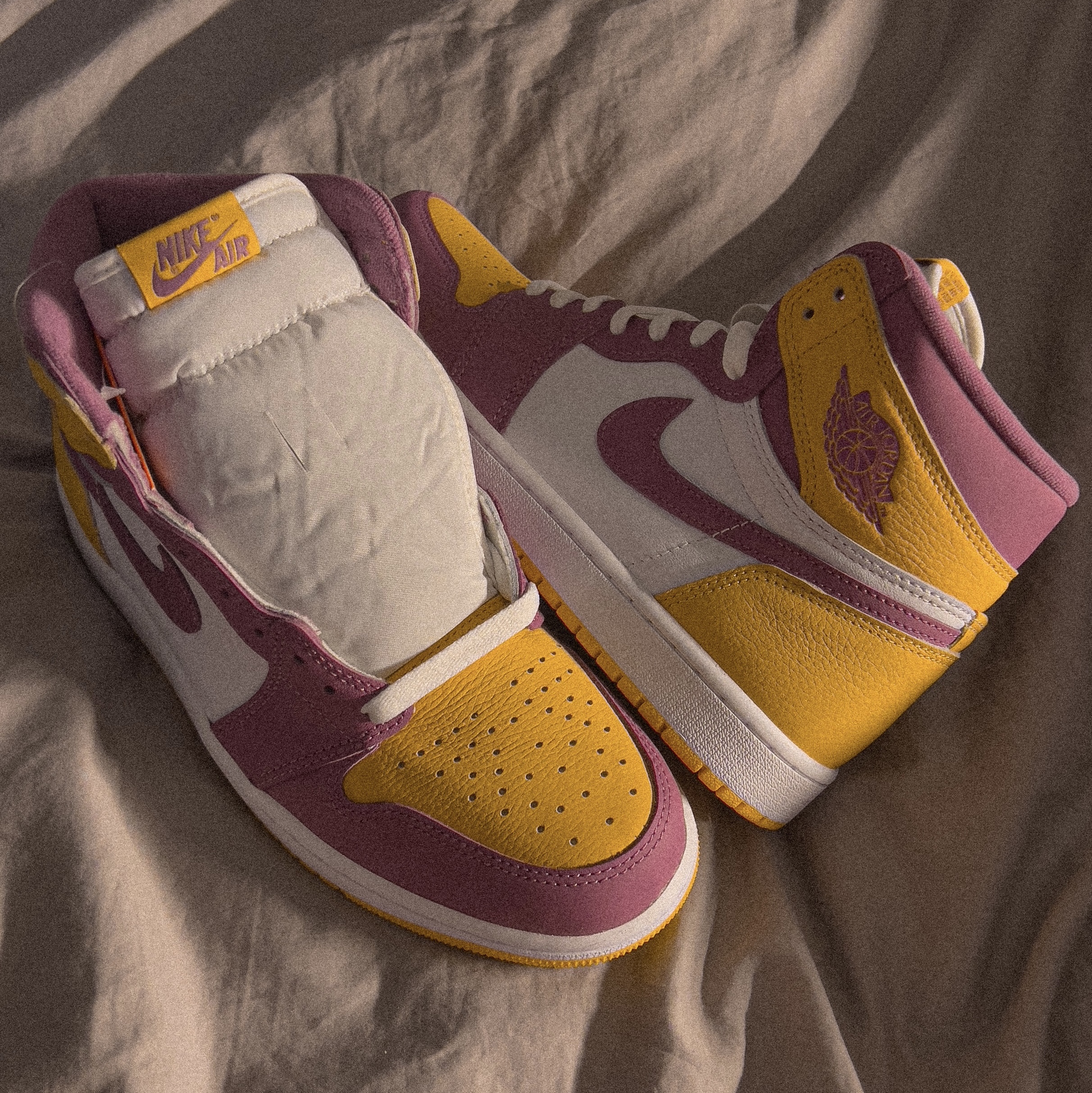 Jordan 1 Retro High OG University Gold Light Bordeaux 착용 스타일