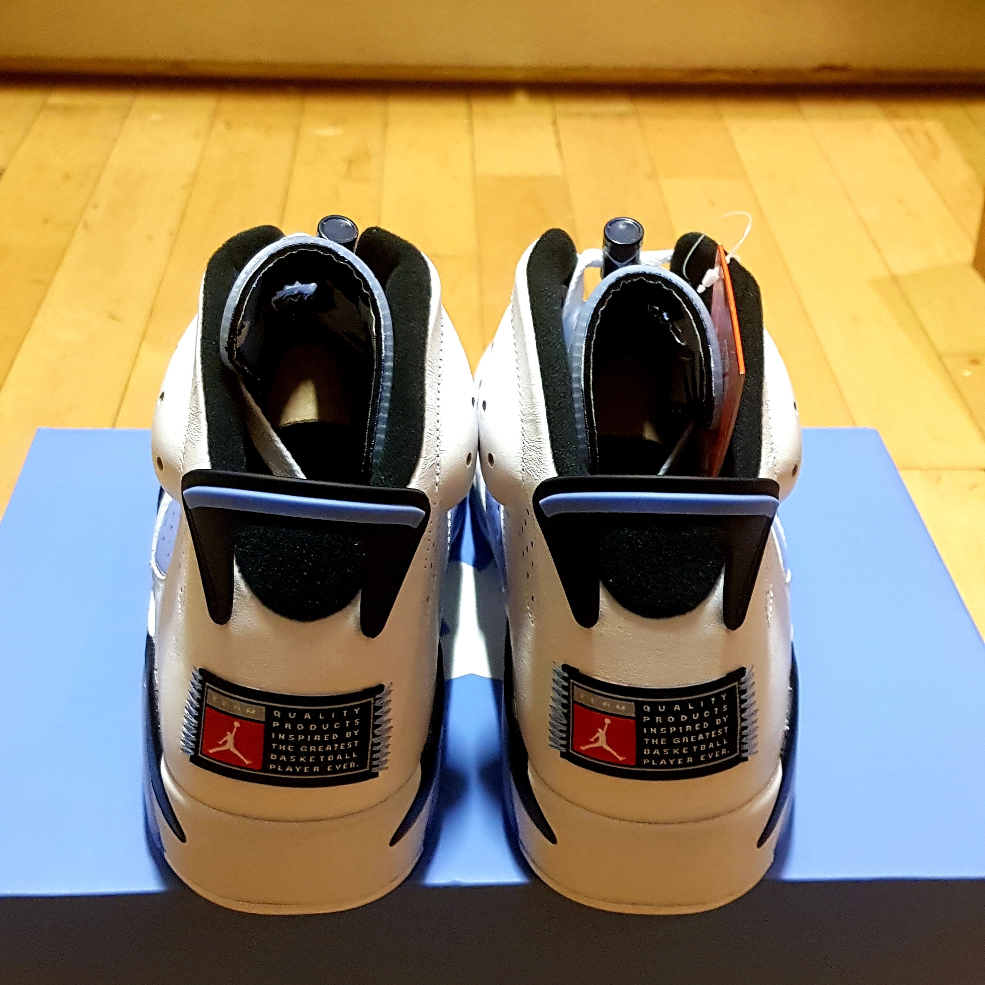Jordan 6 Retro University Blue 착용 스타일 - 3