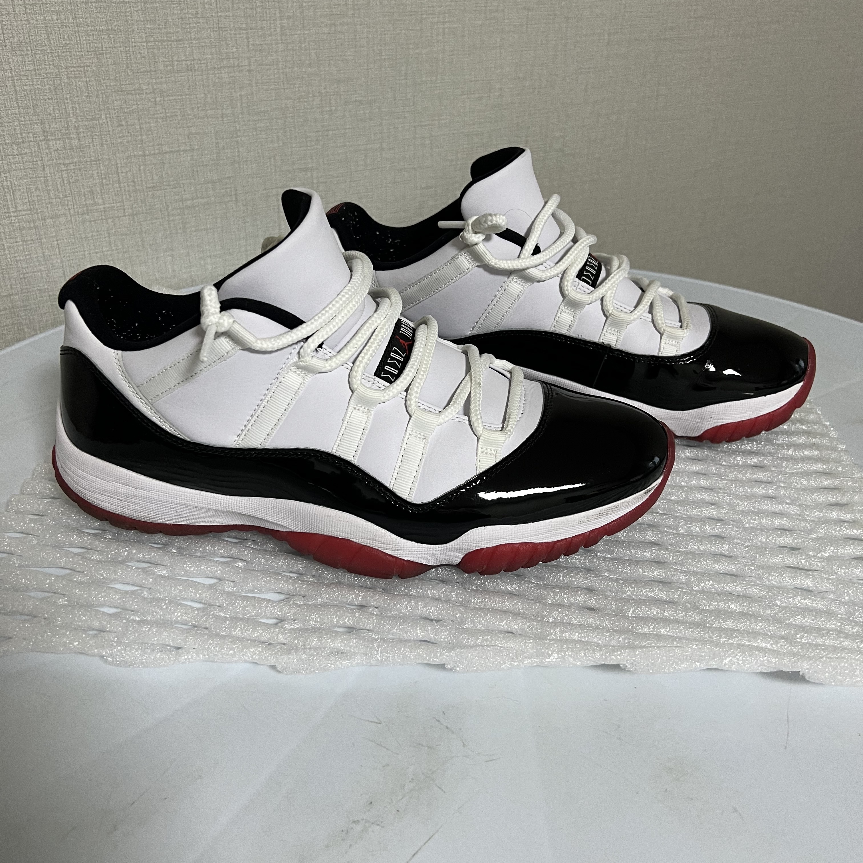 Jordan 11 Retro Low Concord Bred 착용 스타일 - 2