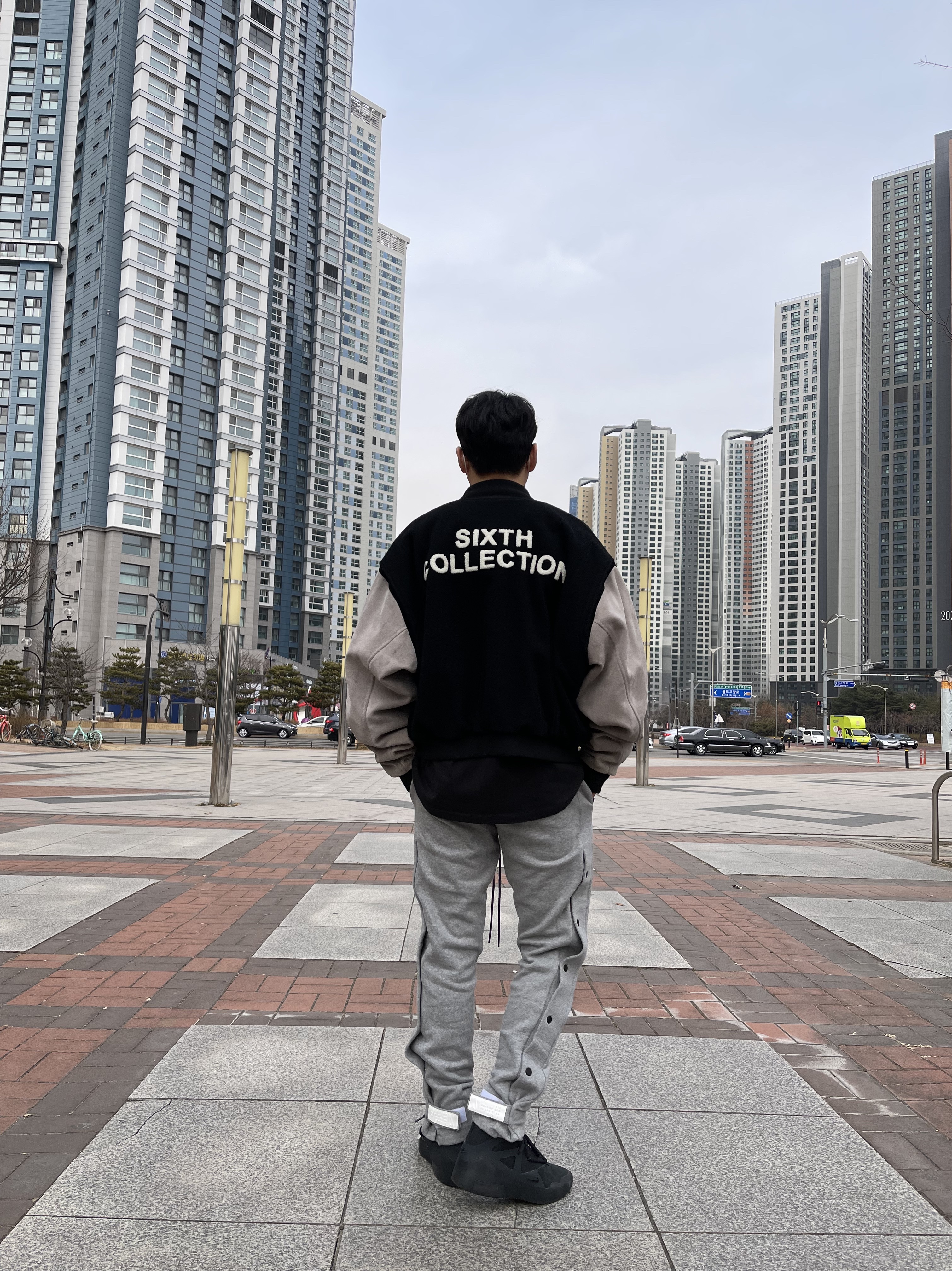 Nike x Fear of God Air Fear of God 1 Triple Black, Nike x Fear of God NRG Tear Away Pants Dark Grey Heather 착용 스타일 - 3