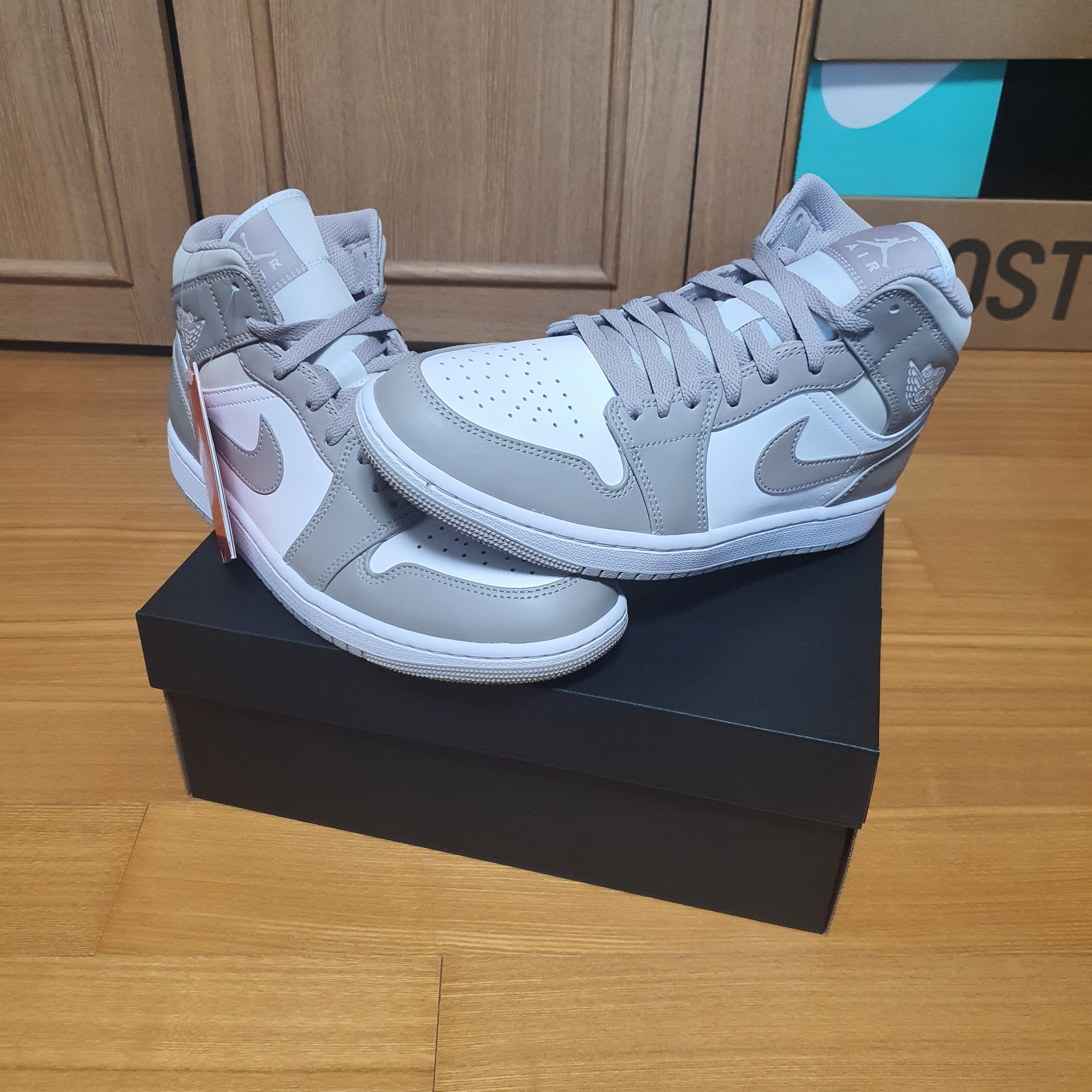 Jordan 1 Mid College Grey 착용 스타일 - 3