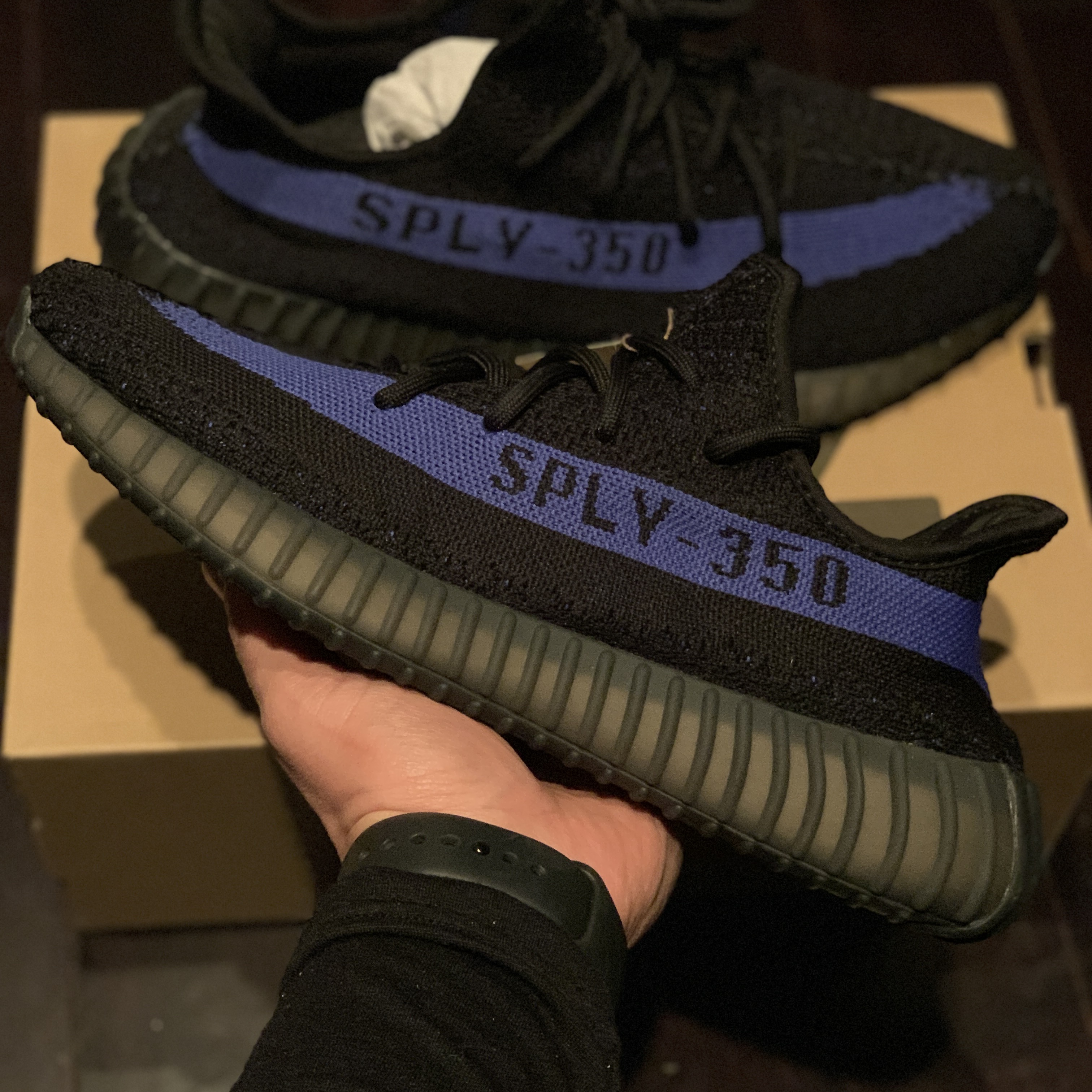 Adidas Yeezy Boost 350 V2 Dazzling Blue 착용 스타일