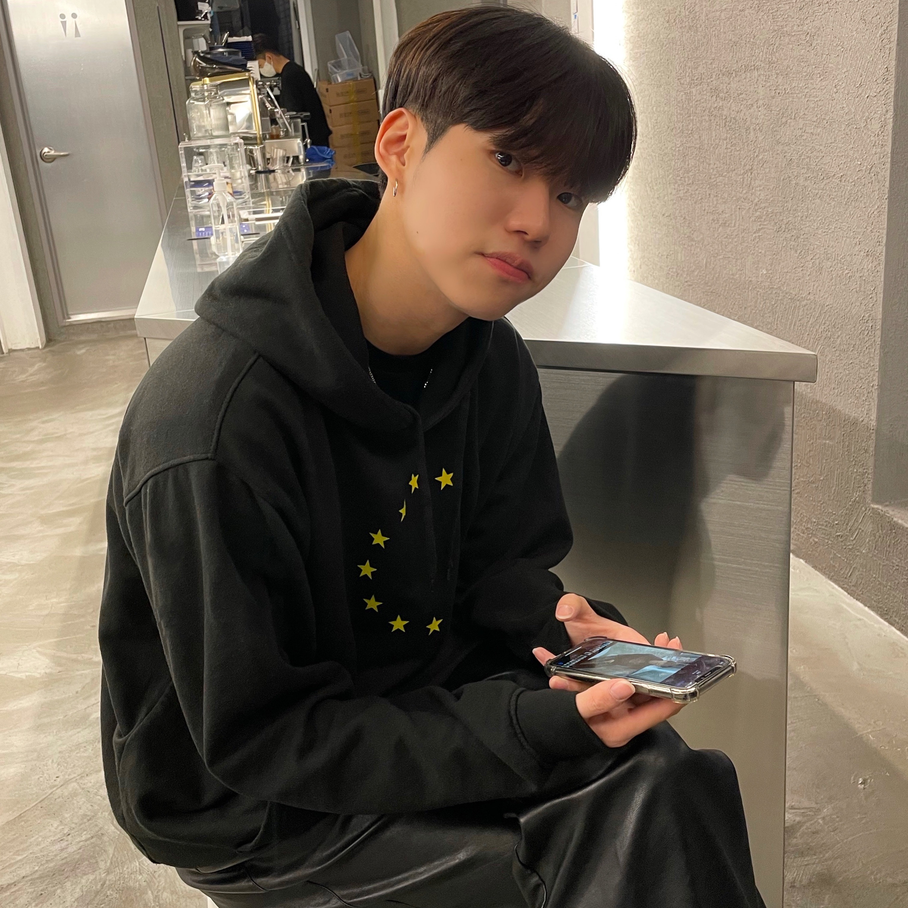 Souvenir Official Eunify Classic Hoodie Black 착용 스타일