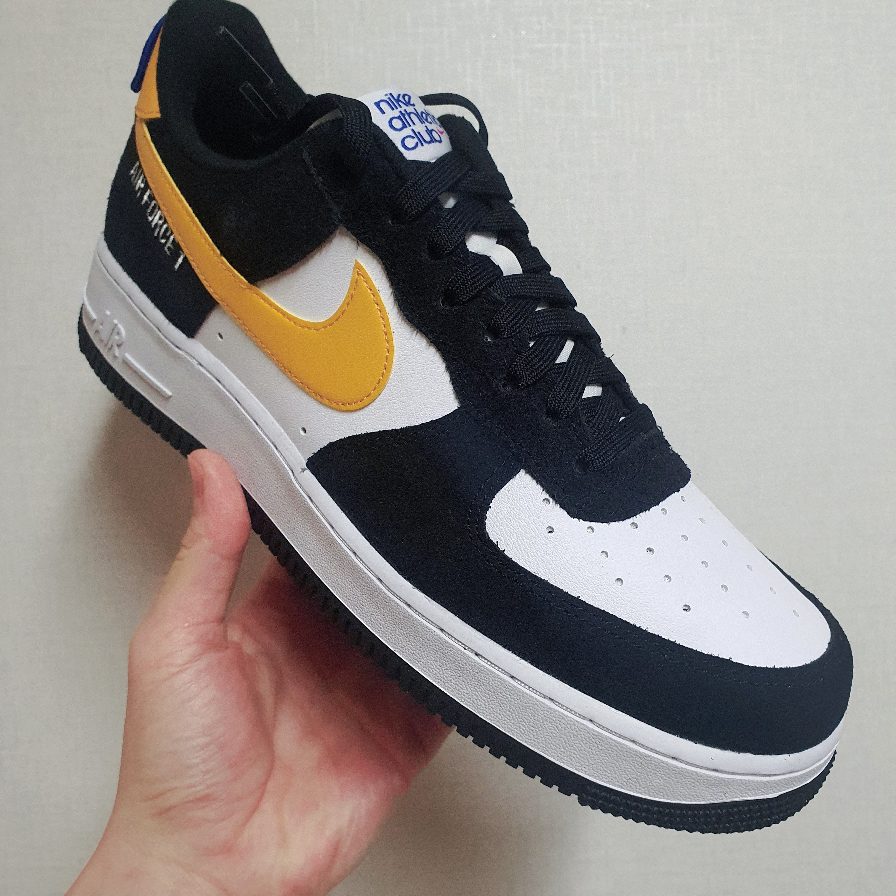 Nike Air Force 1 '07 LV8 Athletic Club Black Dark Sulfur 착용 스타일