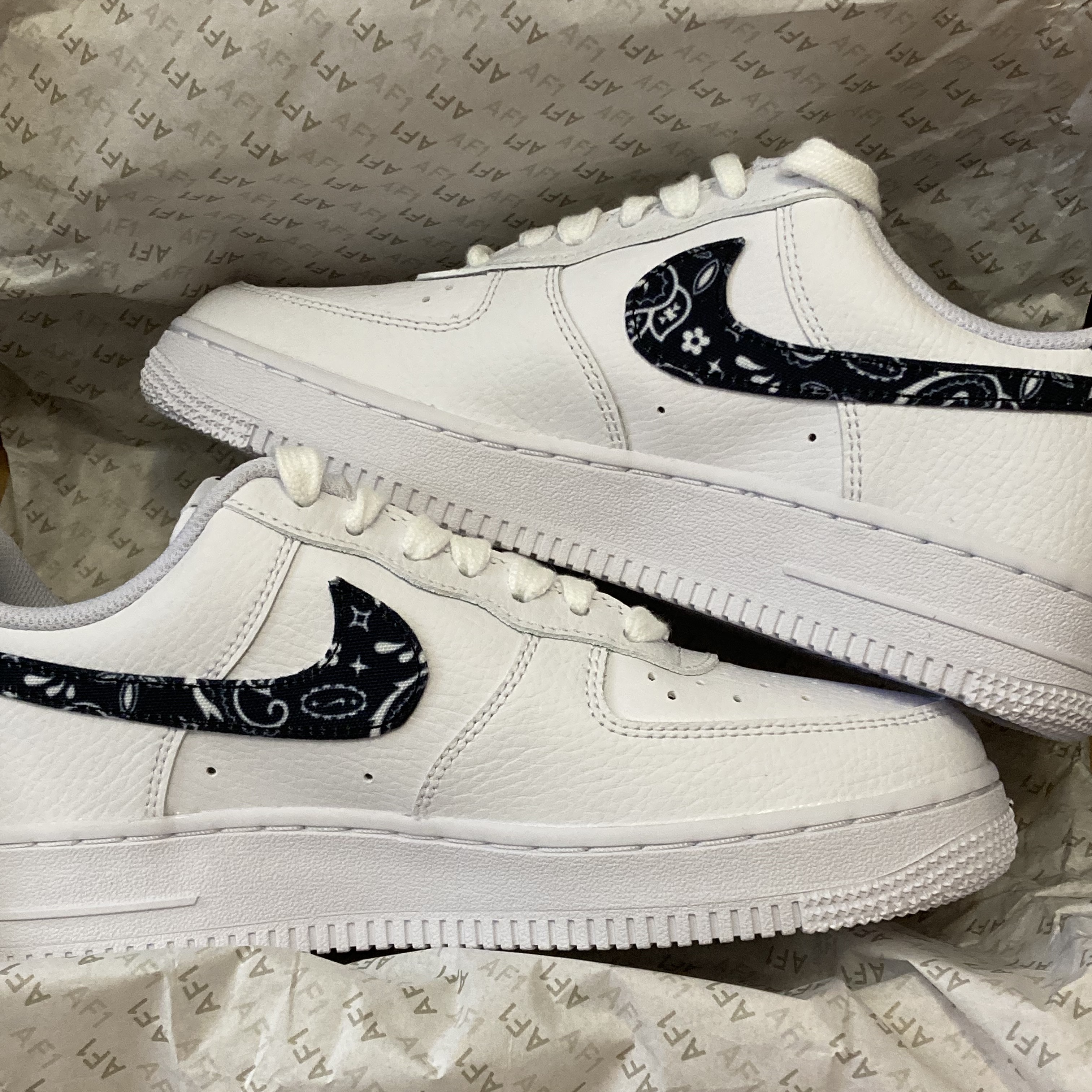 (W) Nike Air Force 1 '07 Essential Paisley Swoosh White Black 착용 스타일
