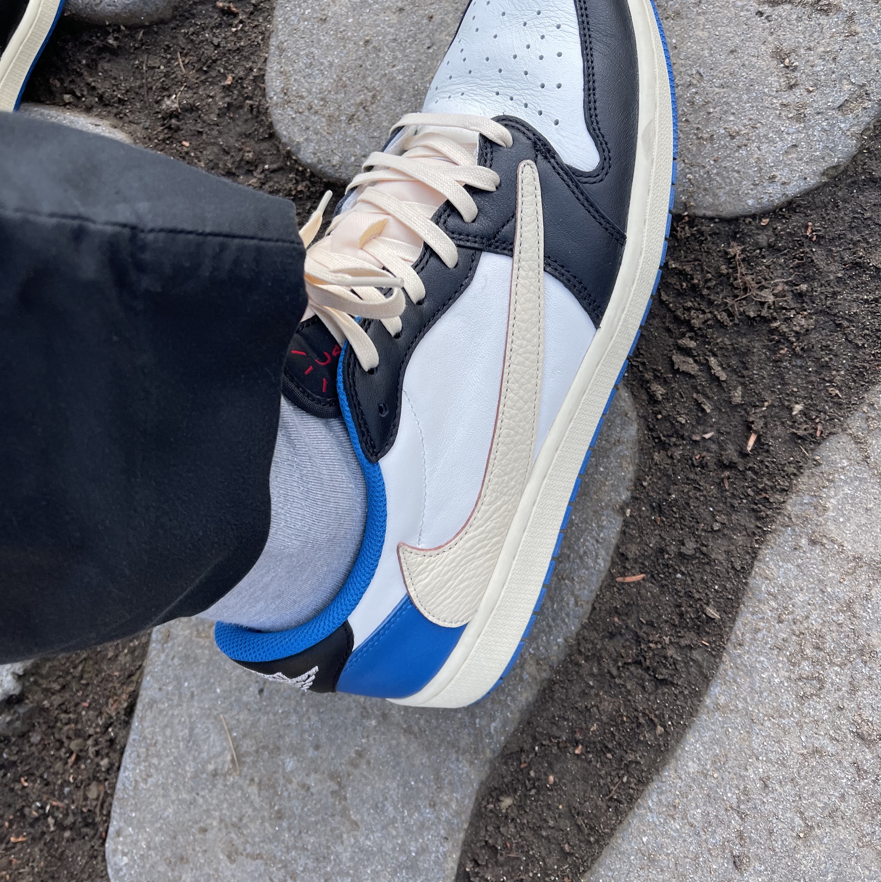 Jordan 1 x Travis Scott x Fragment Retro Low OG SP Military Blue 착용 스타일 - 3