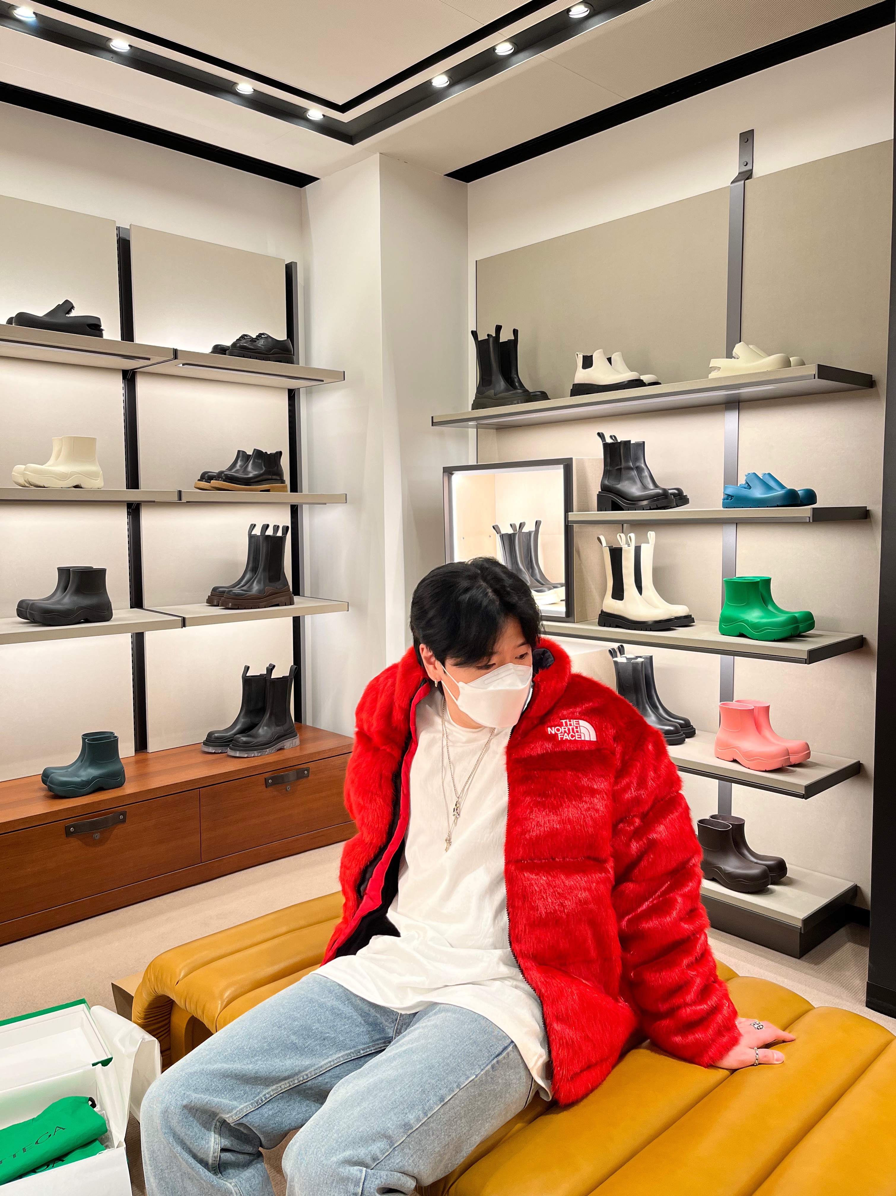 Supreme x The North Face Faux Fur Nuptse Jacket Red - 20FW, Bottega Veneta Puddle Ankle Boots Kiwi 착용 스타일 - 1