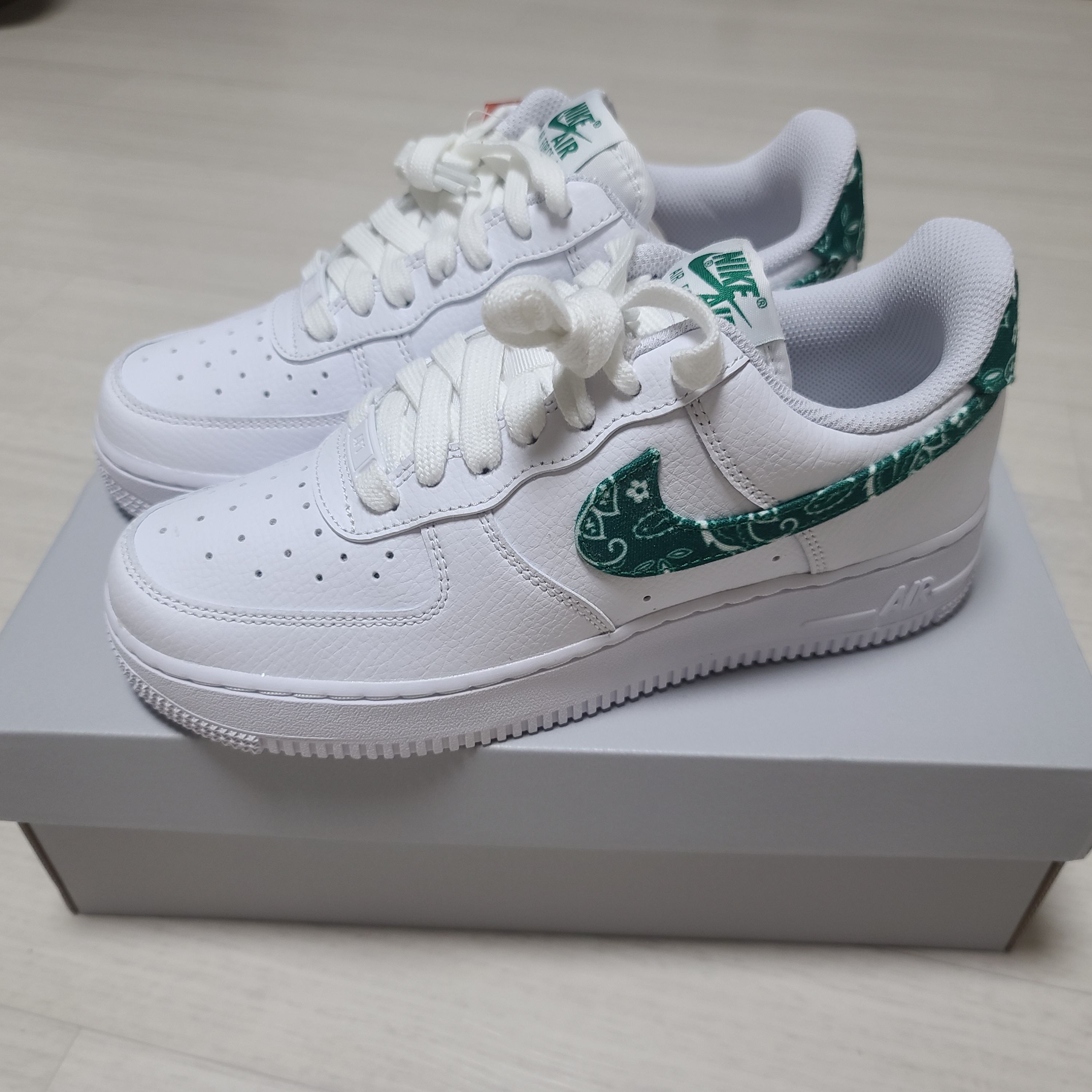 (W) Nike Air Force 1 '07 Essential Paisley Swoosh White Malachite 착용 스타일 - 1