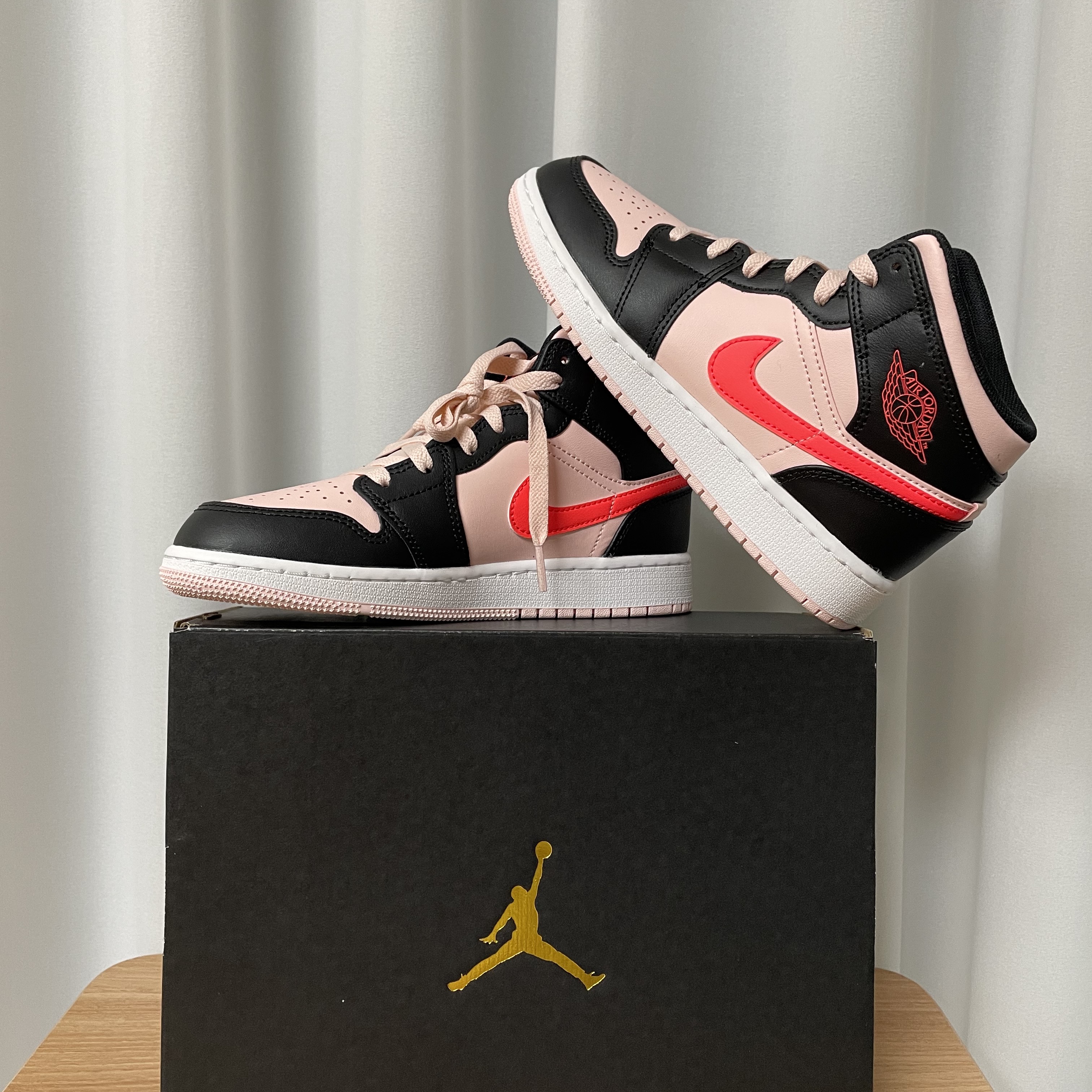 (GS) Jordan 1 Mid Black Pink Crimson 착용 스타일