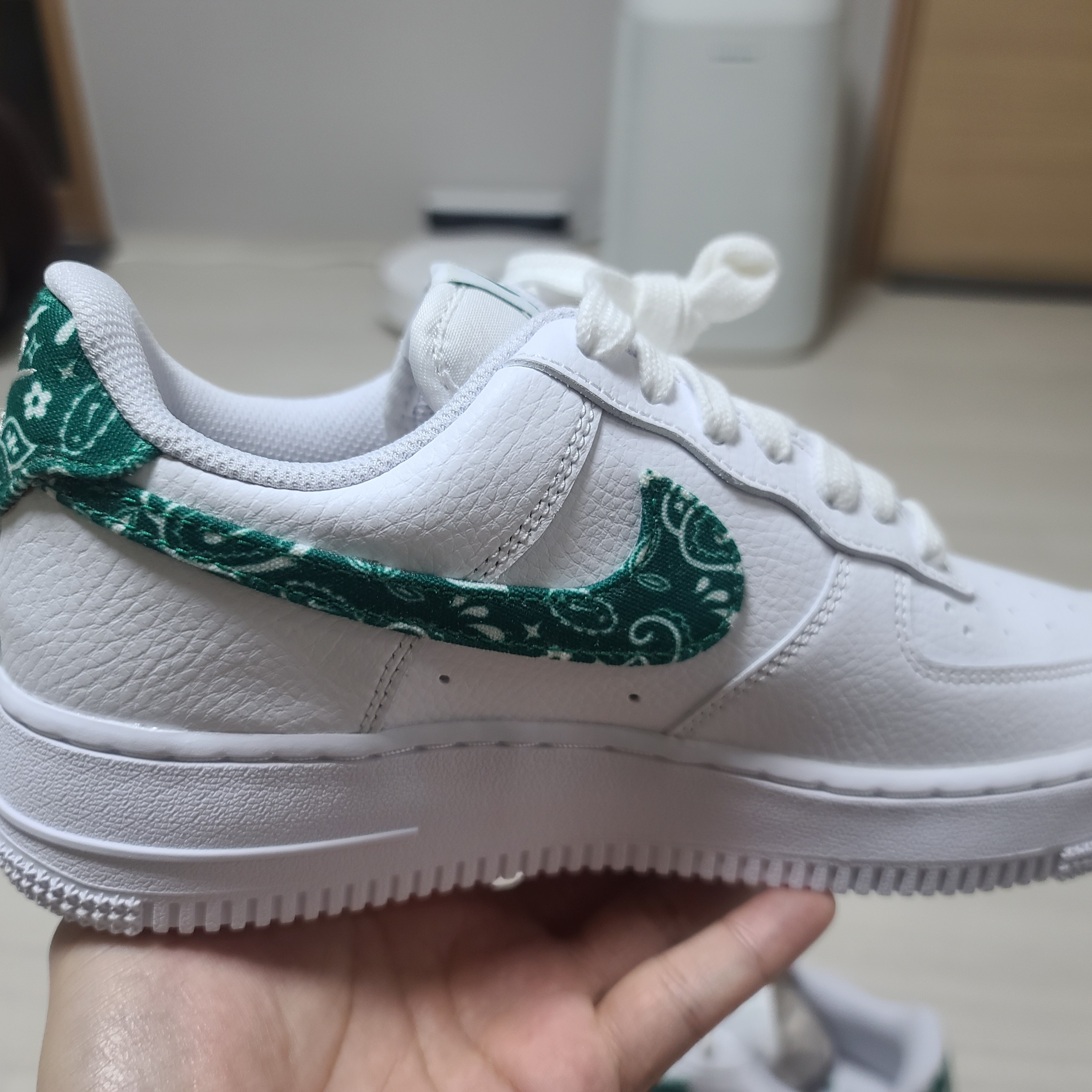 (W) Nike Air Force 1 '07 Essential Paisley Swoosh White Malachite 착용 스타일 - 2