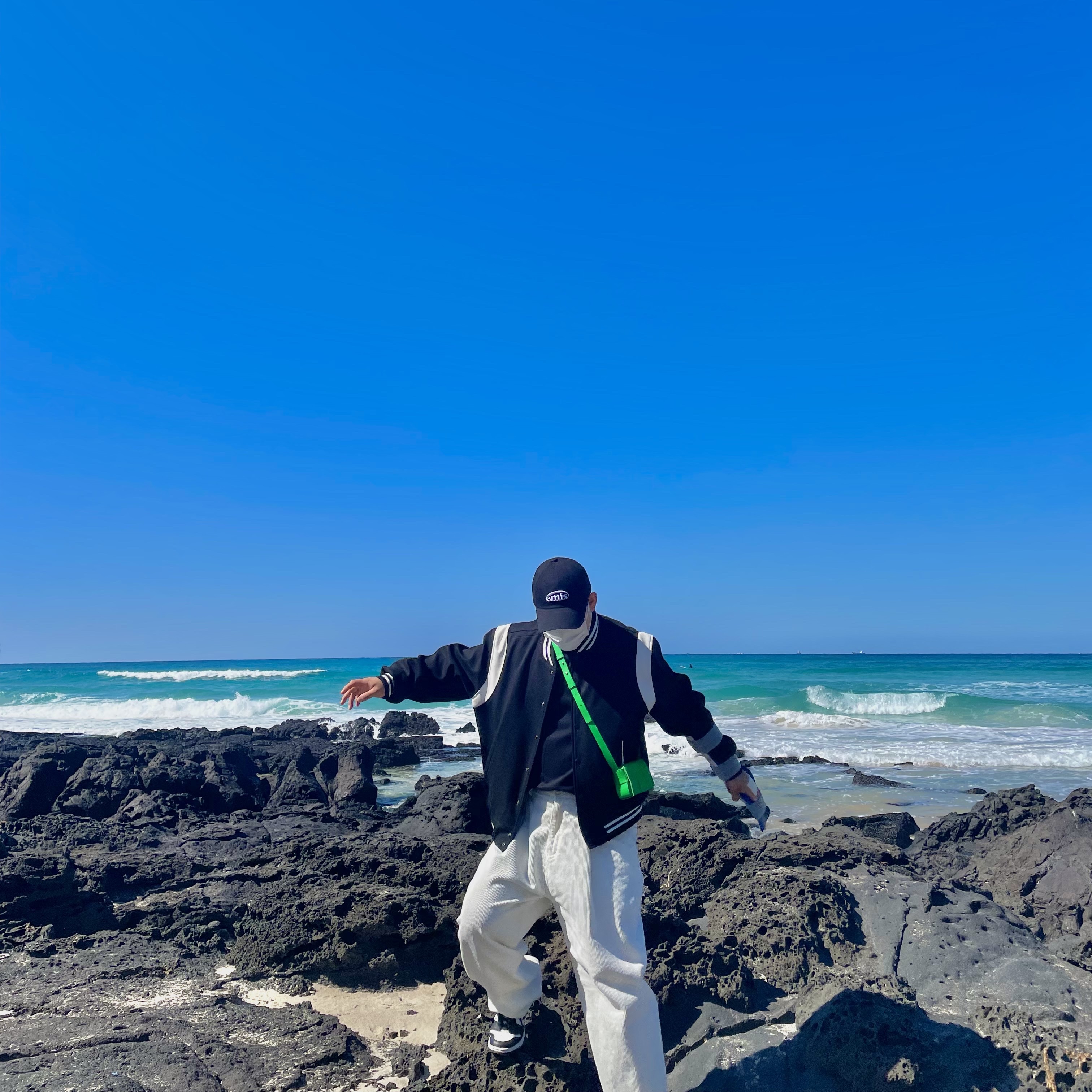 Bottega Veneta Mini Leather Cassette Parakeet 착용 스타일