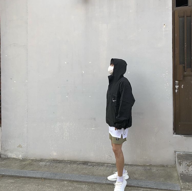 Adidas Yeezy Boost 350 V2 Cream/Triple White, Supreme x Nike Jewel Reversible Ripstop Anorak Black - 20FW 착용 스타일