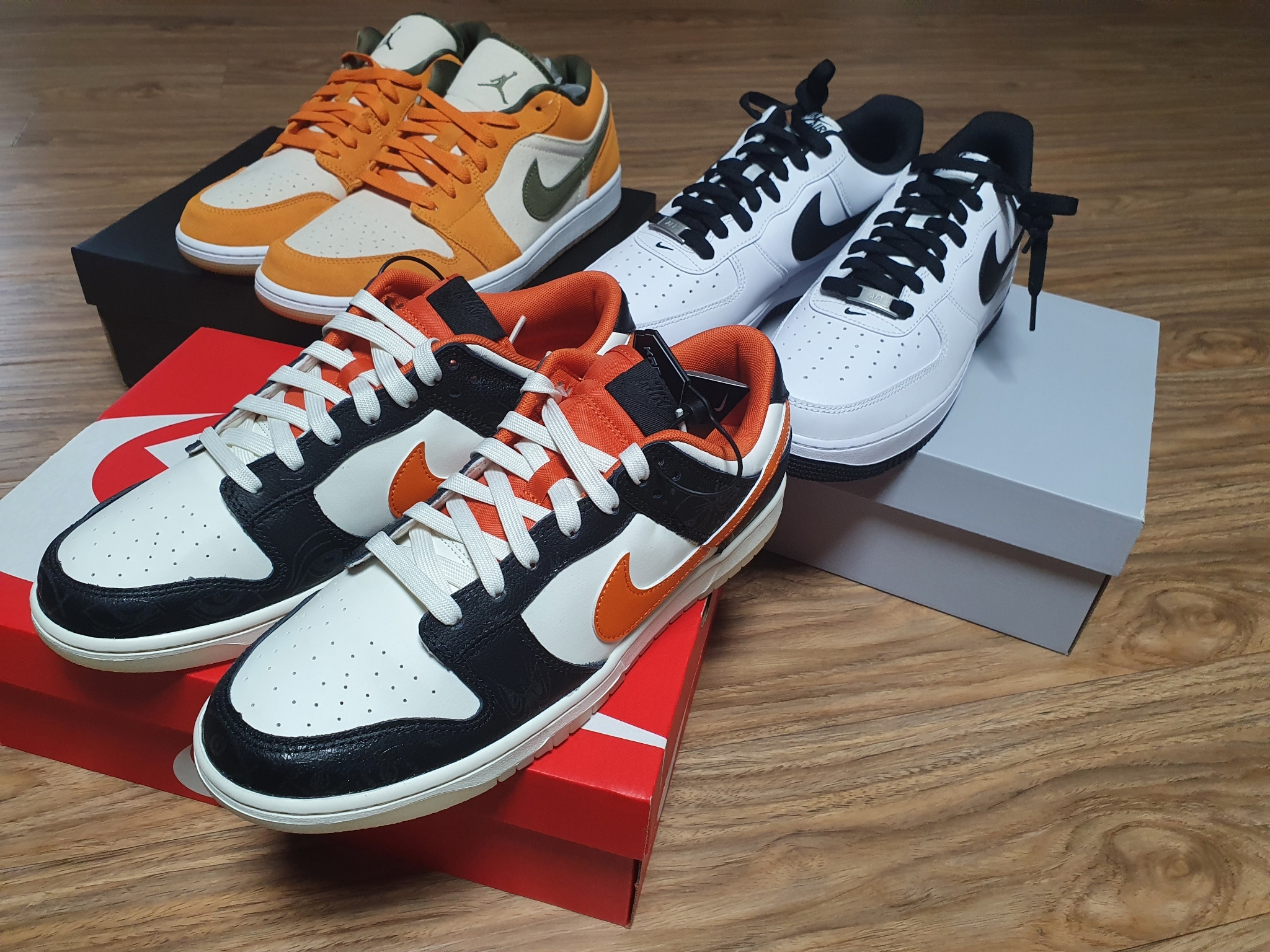 Nike Dunk Low Retro PRM Halloween, Jordan 1 Low SE Light Curry 착용 스타일 - 1