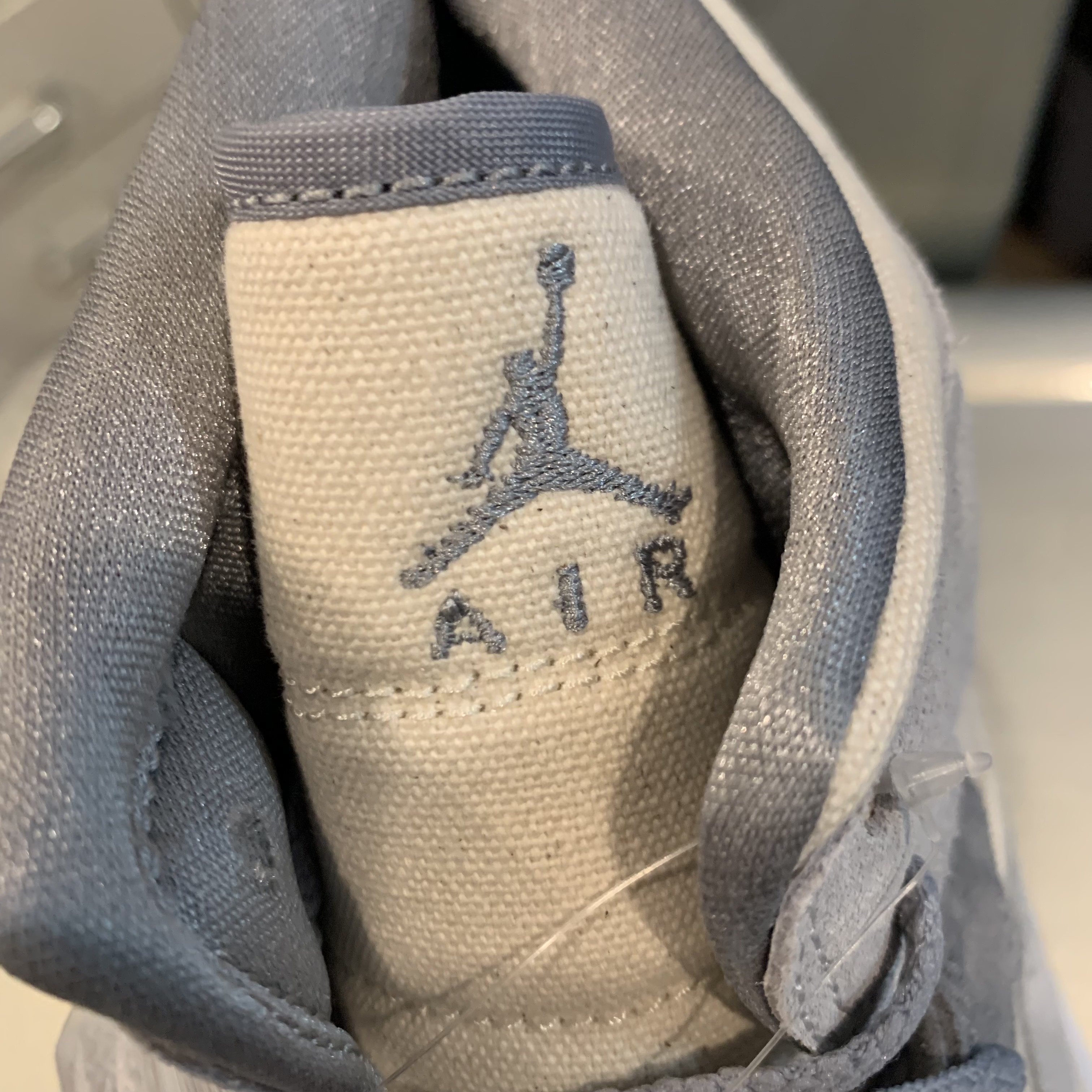 Jordan 1 Mid SE Coconut Milk Particle Grey 착용 스타일 - 2