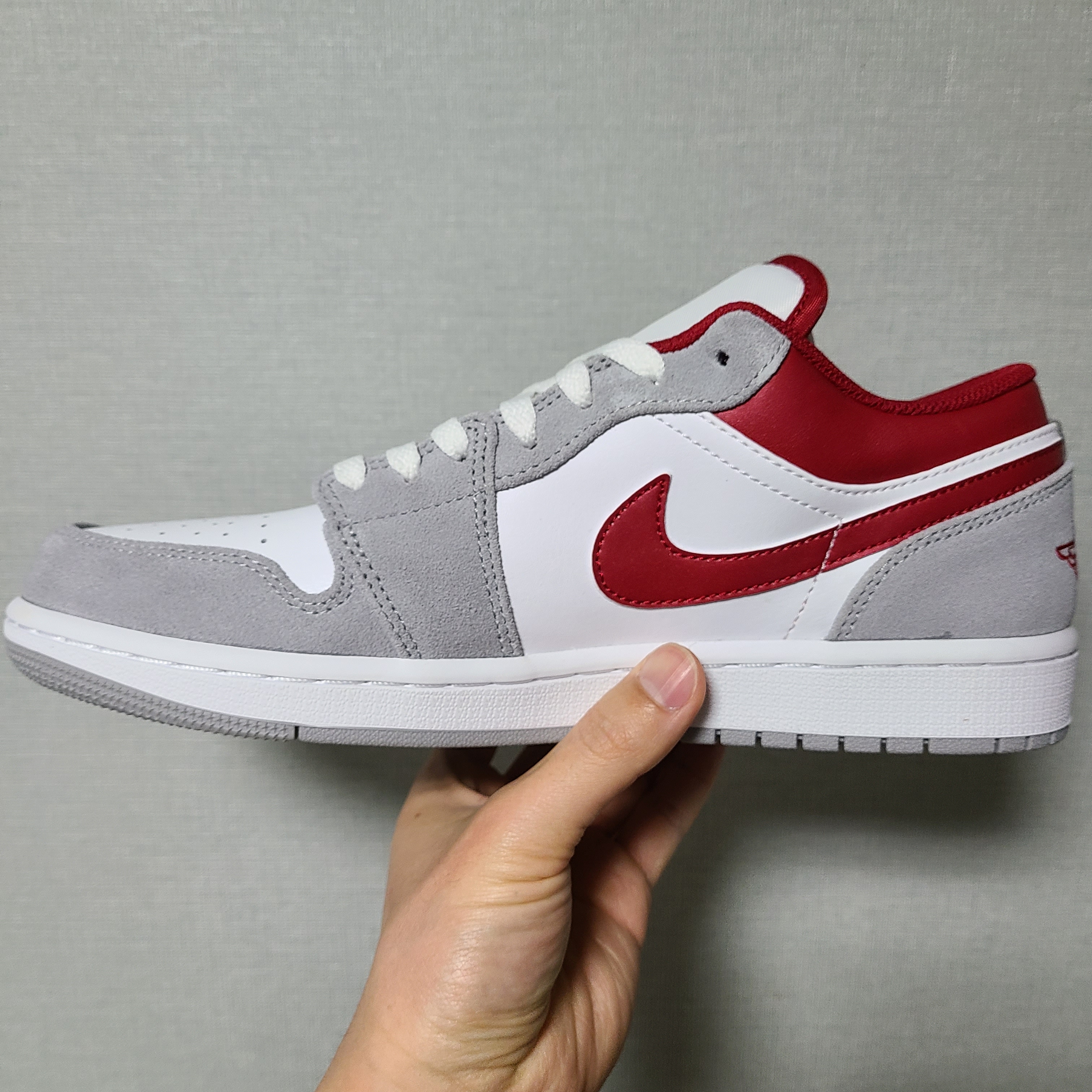 Jordan 1 Low SE Light Smoke Grey Gym Red 착용 스타일 - 2