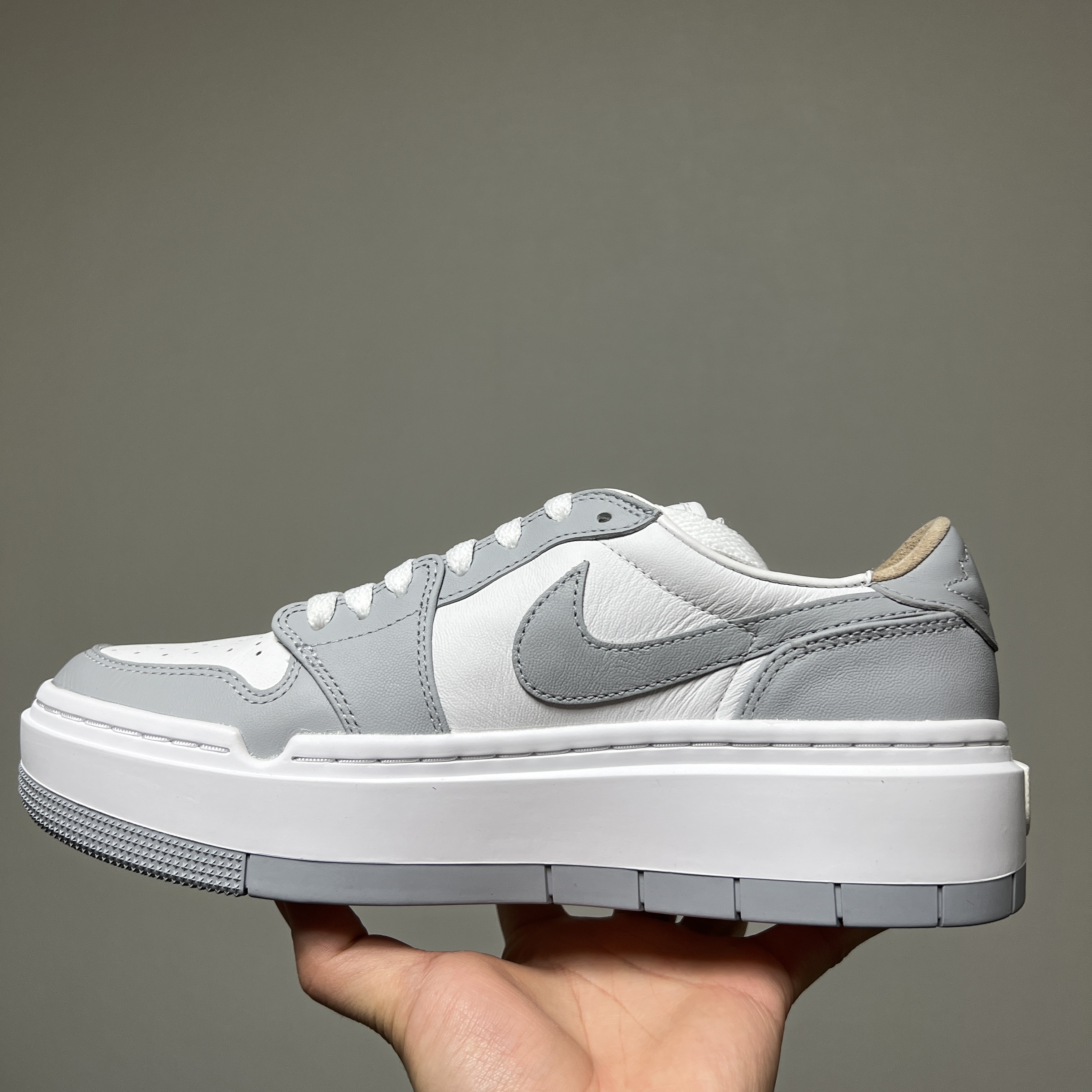 (W) Jordan 1 Elevate Low White and Wolf Grey 착용 스타일 - 2