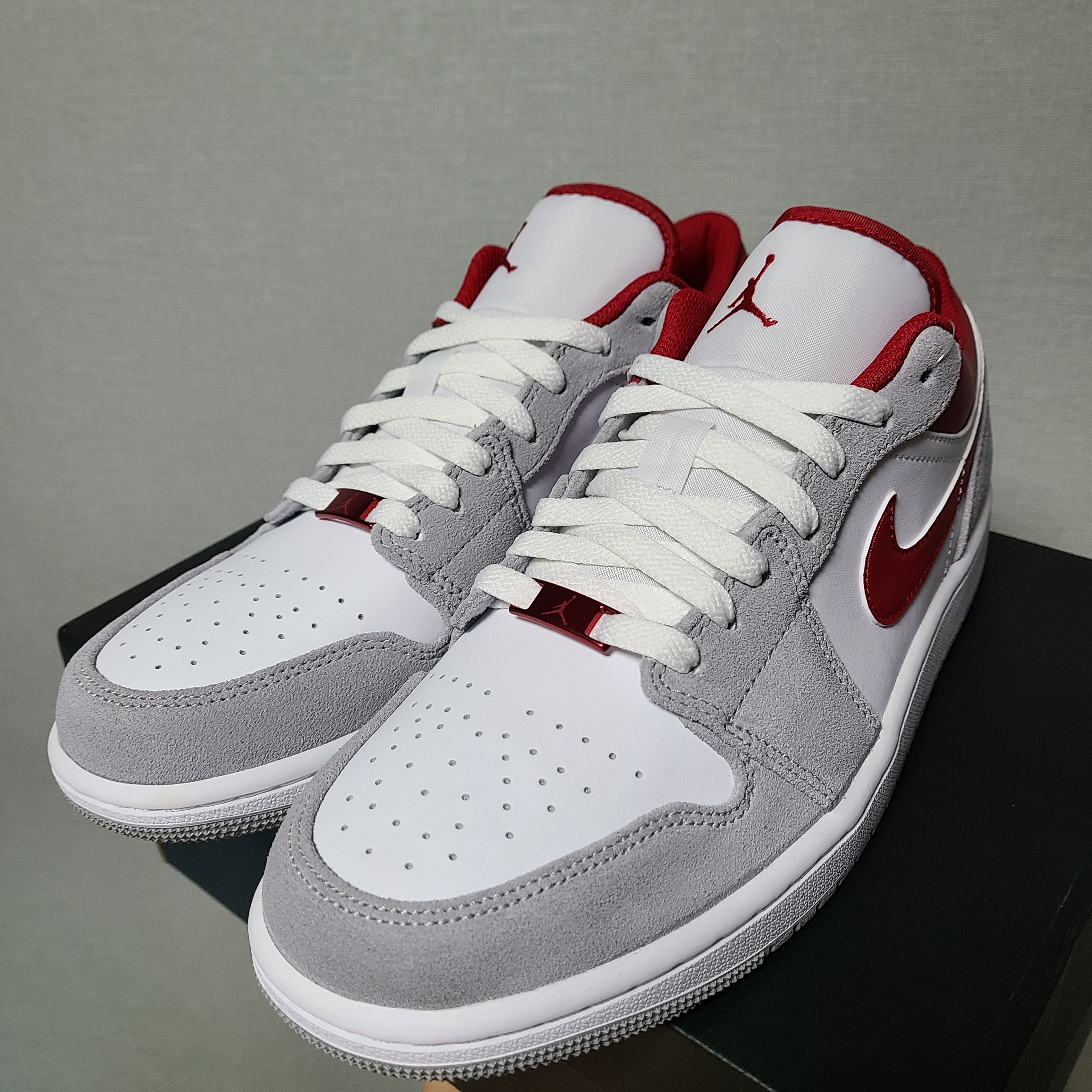 Jordan 1 Low SE Light Smoke Grey Gym Red 착용 스타일 - 1