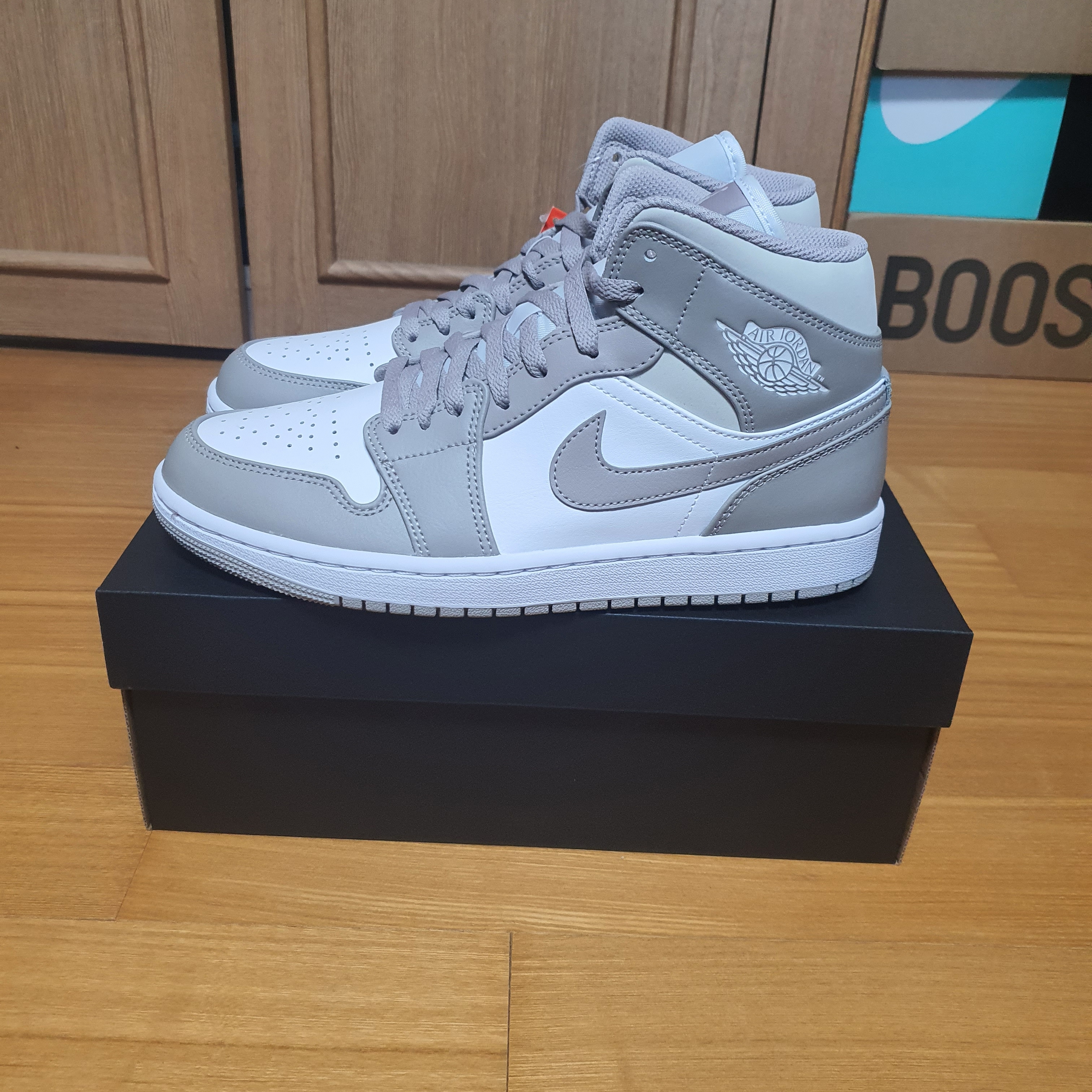Jordan 1 Mid College Grey 착용 스타일 - 1