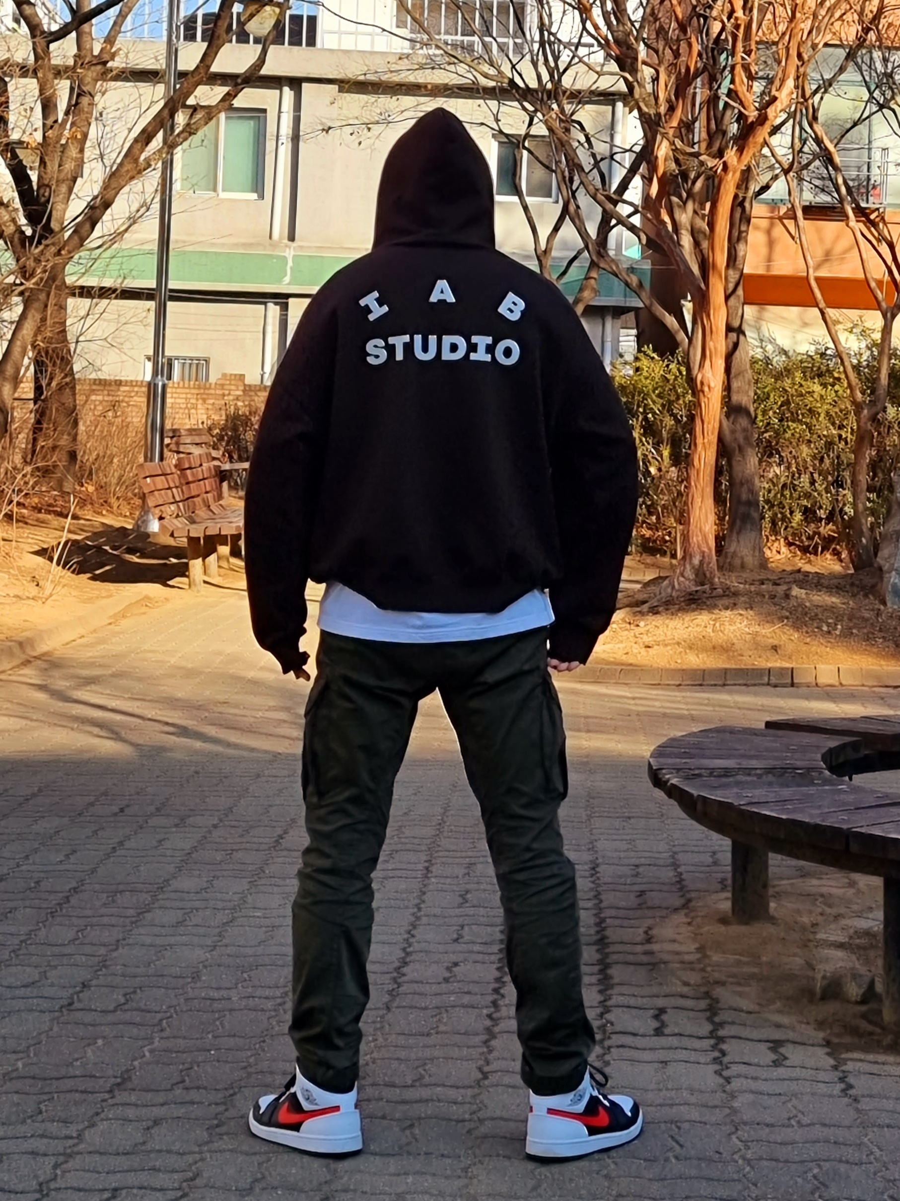 IAB Studio Hoodie Brown, Jordan 1 Mid Black Chile Red 착용 스타일 - 2