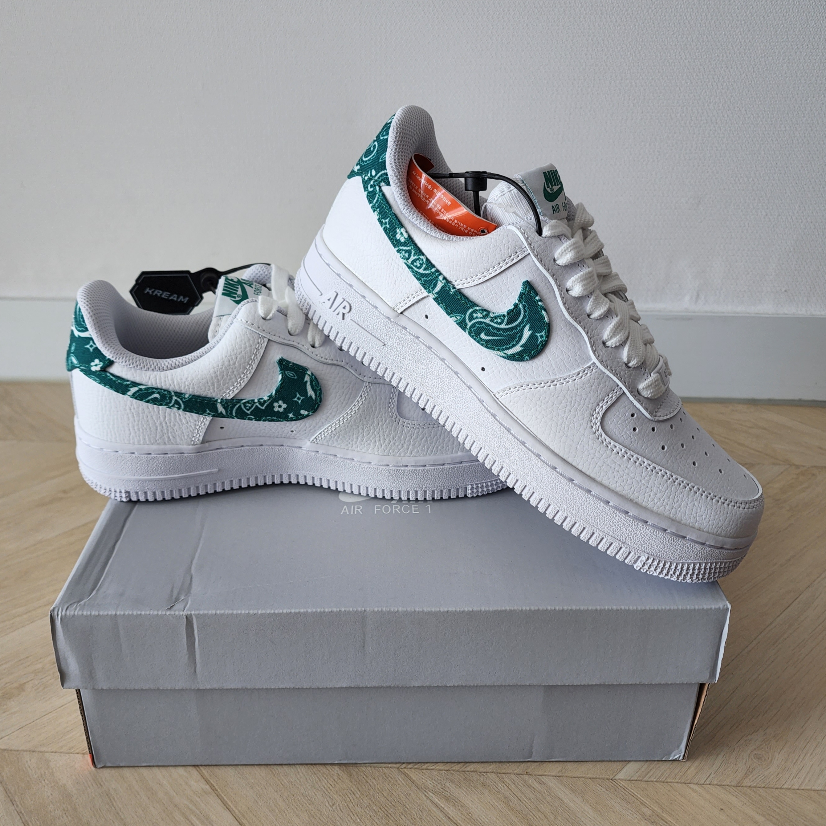 (W) Nike Air Force 1 '07 Essential Paisley Swoosh White Malachite 착용 스타일