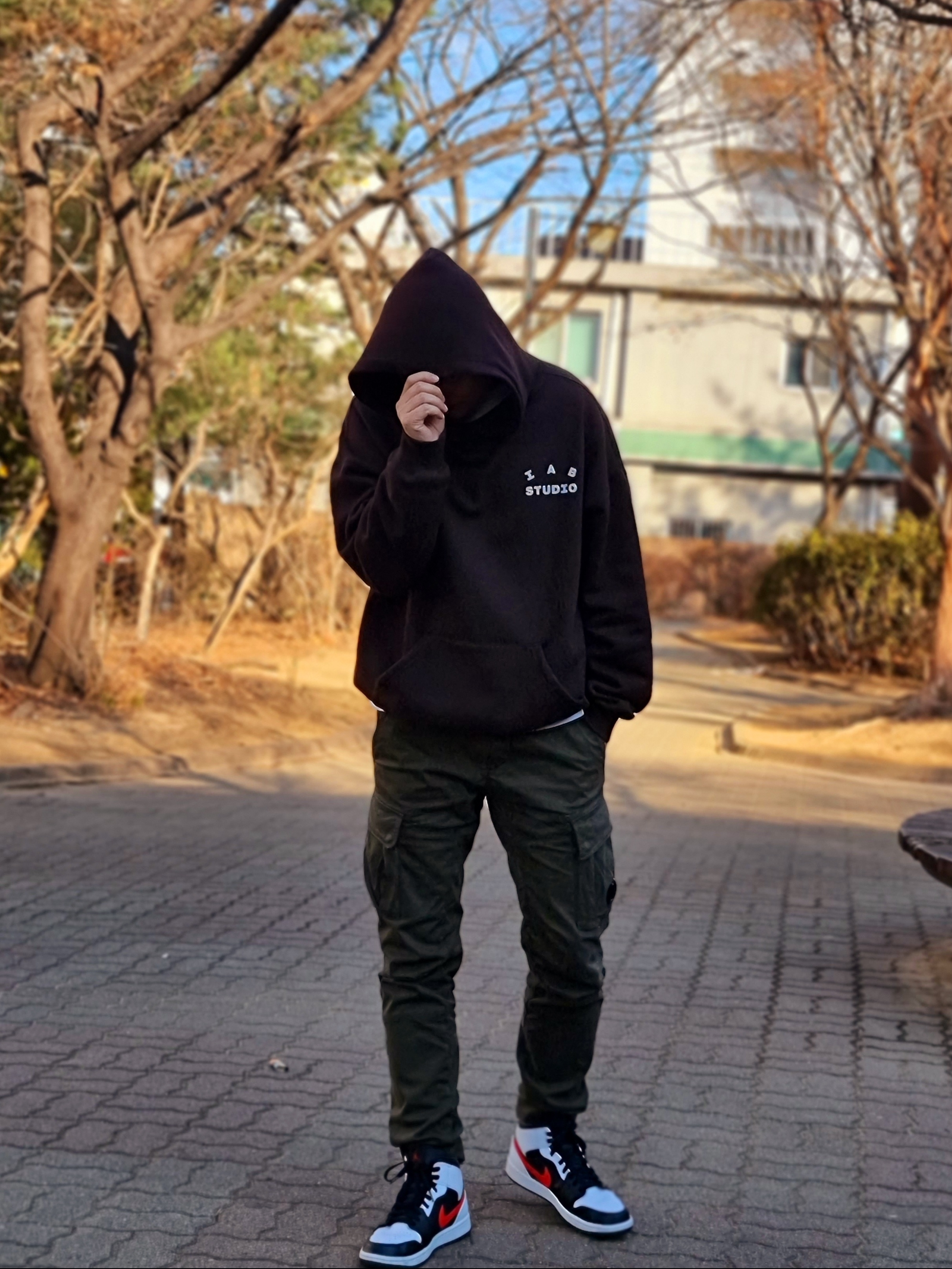 IAB Studio Hoodie Brown, Jordan 1 Mid Black Chile Red 착용 스타일 - 1