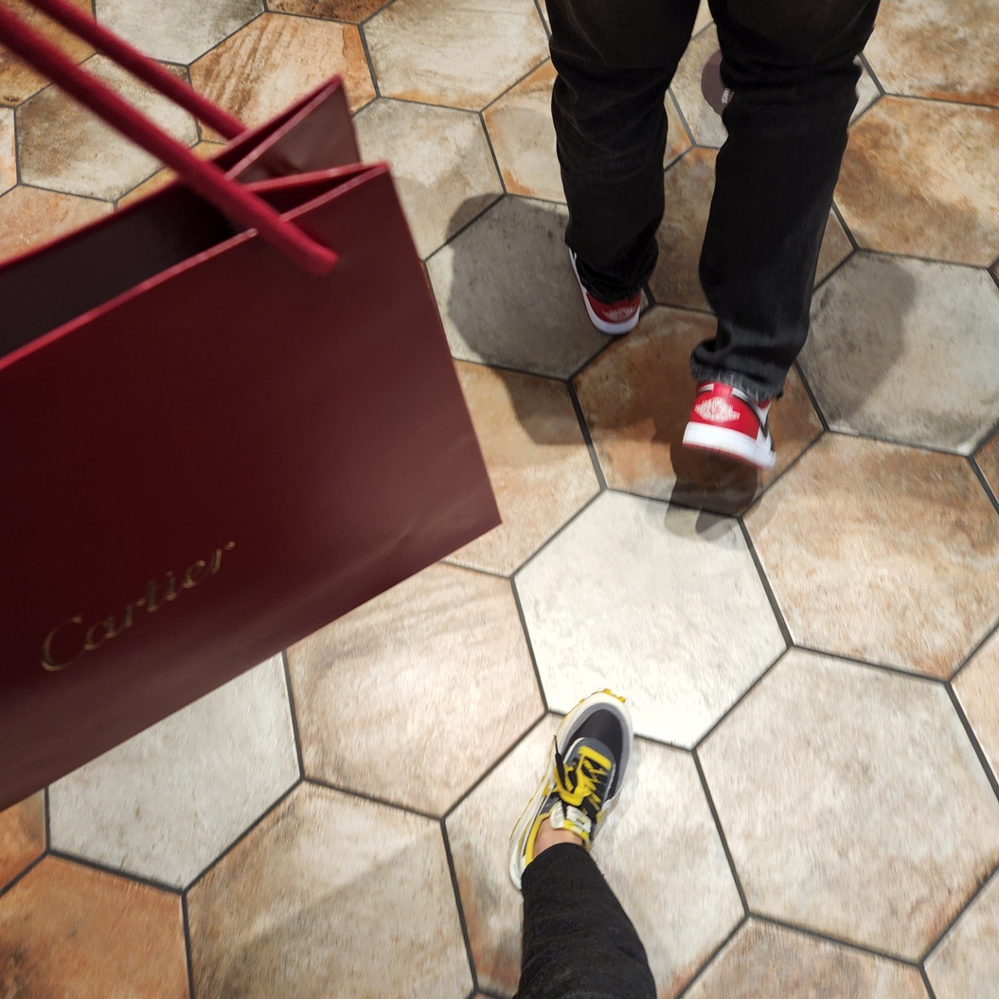 Jordan 1 Low Bred Toe, Nike x Sacai x Undercover LDWaffle Black Bright Citron 착용 스타일 - 1