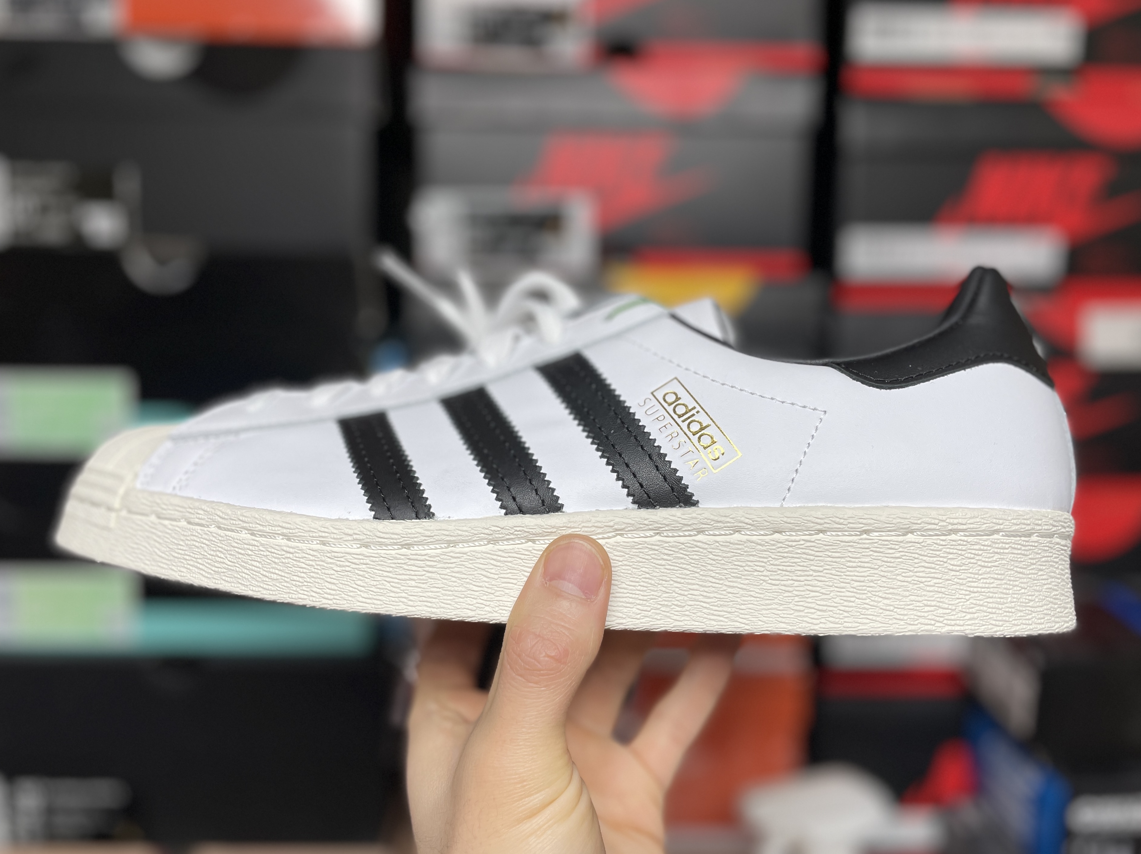 Adidas x BAPE Superstar 80s White Black 착용 스타일 - 1