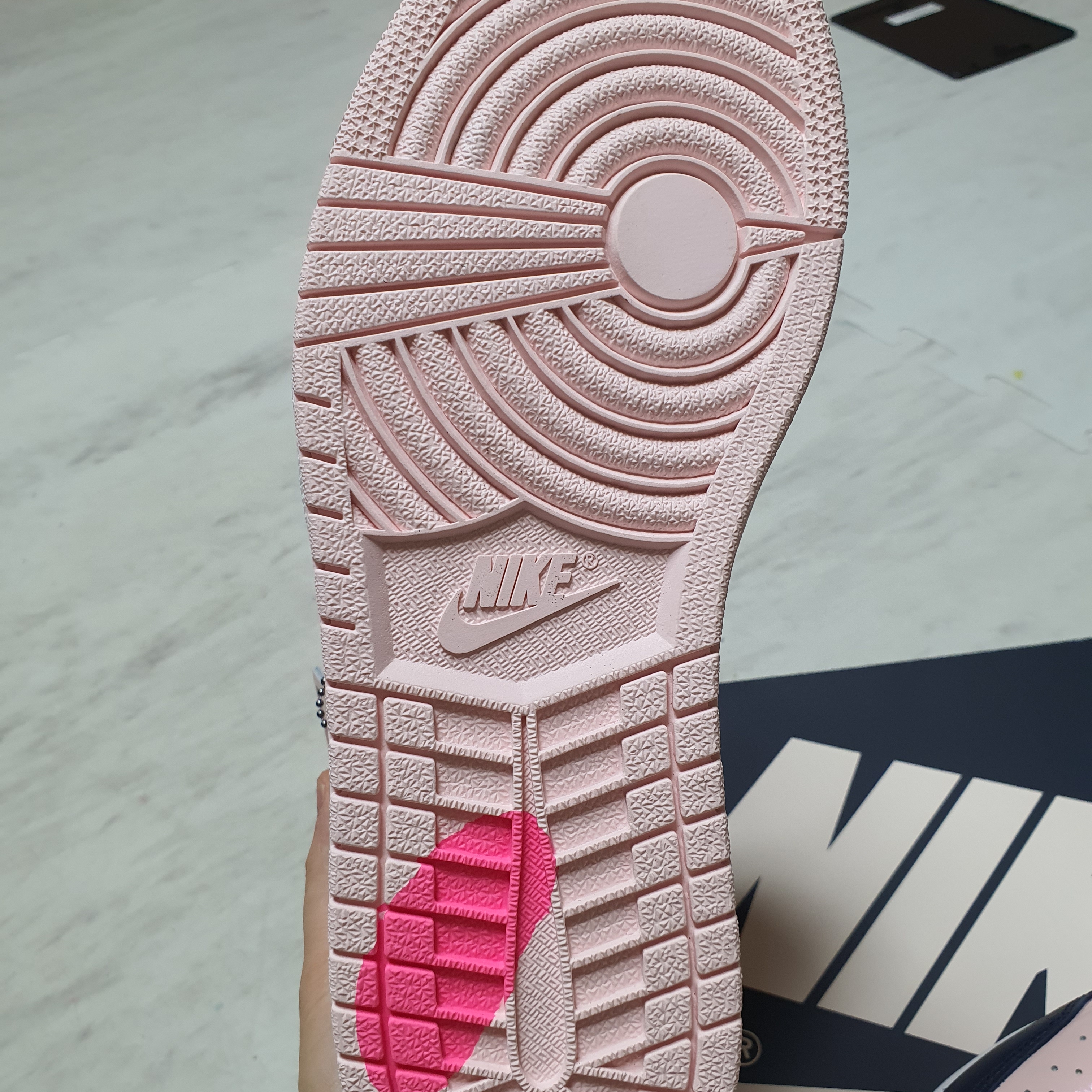 (W) Jordan 1 Retro High OG Atmosphere 착용 스타일 - 2