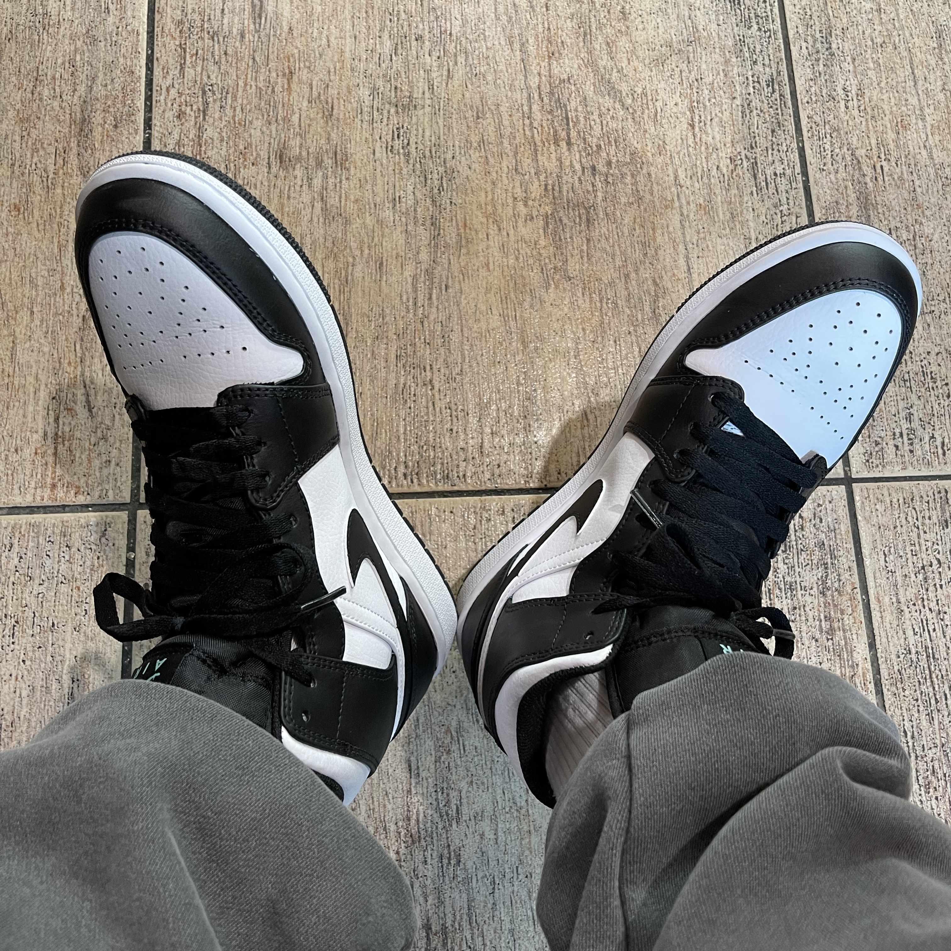 Jordan 1 Mid Tropical Twist 착용 스타일 - 2