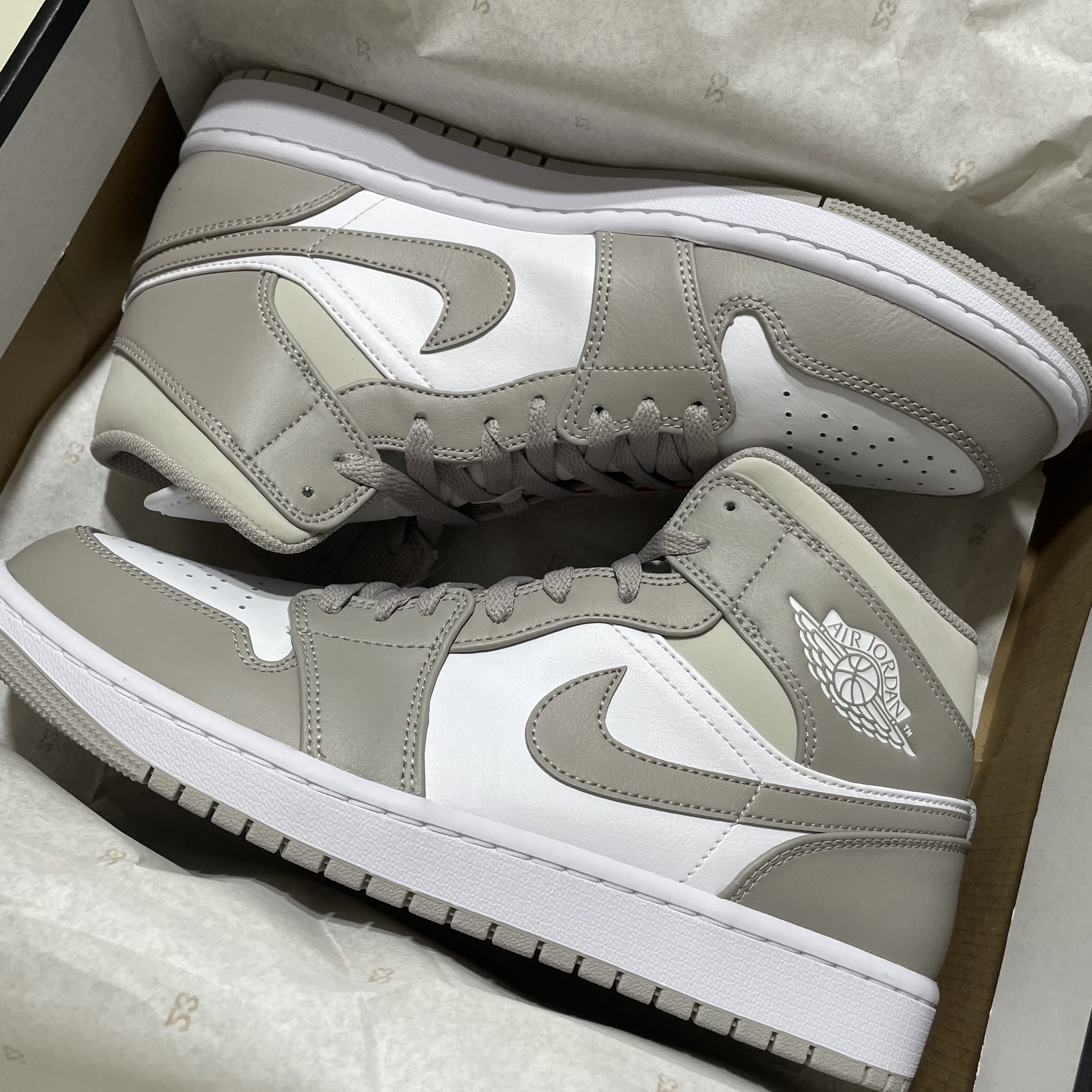 Jordan 1 Mid College Grey 착용 스타일 - 1
