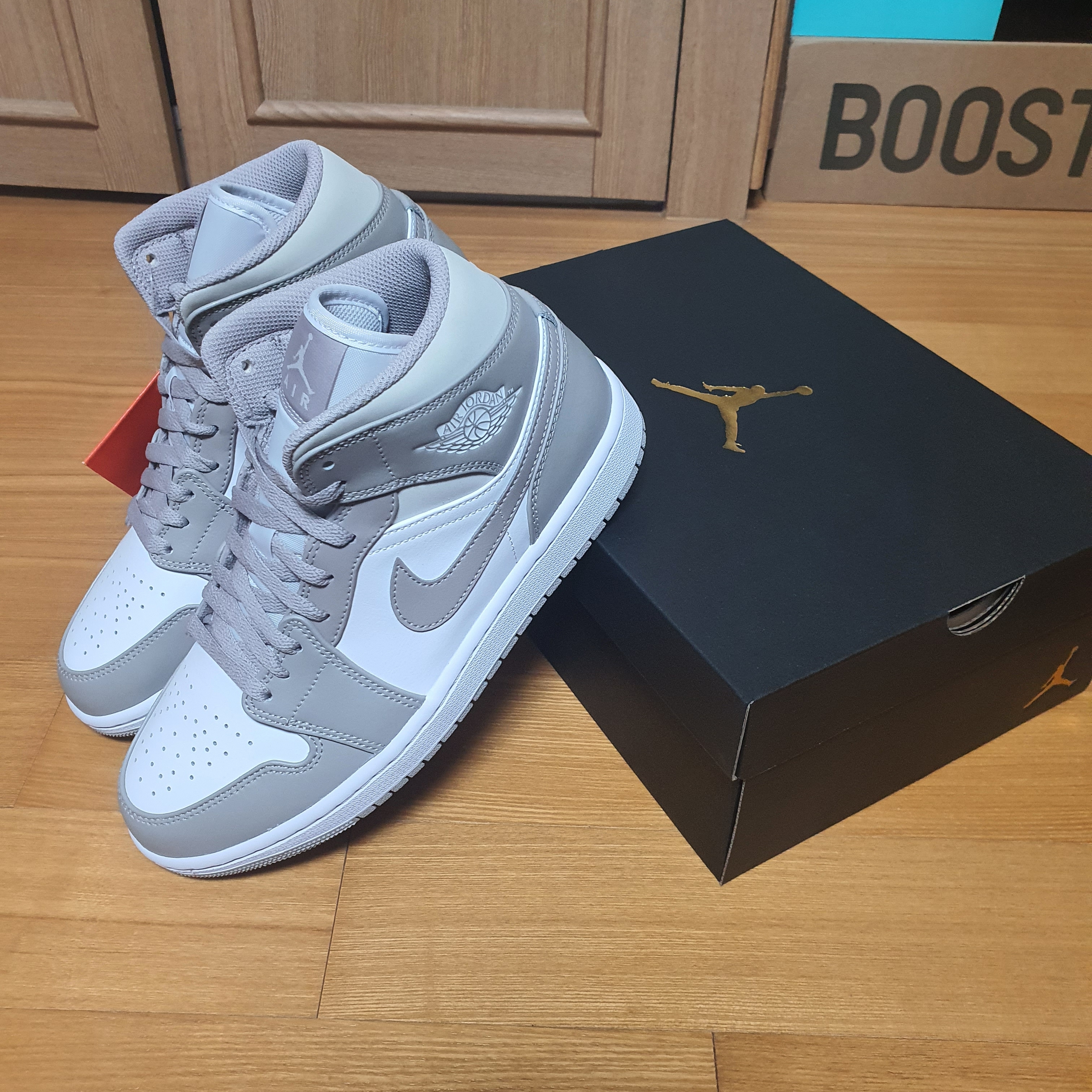 Jordan 1 Mid College Grey 착용 스타일 - 4