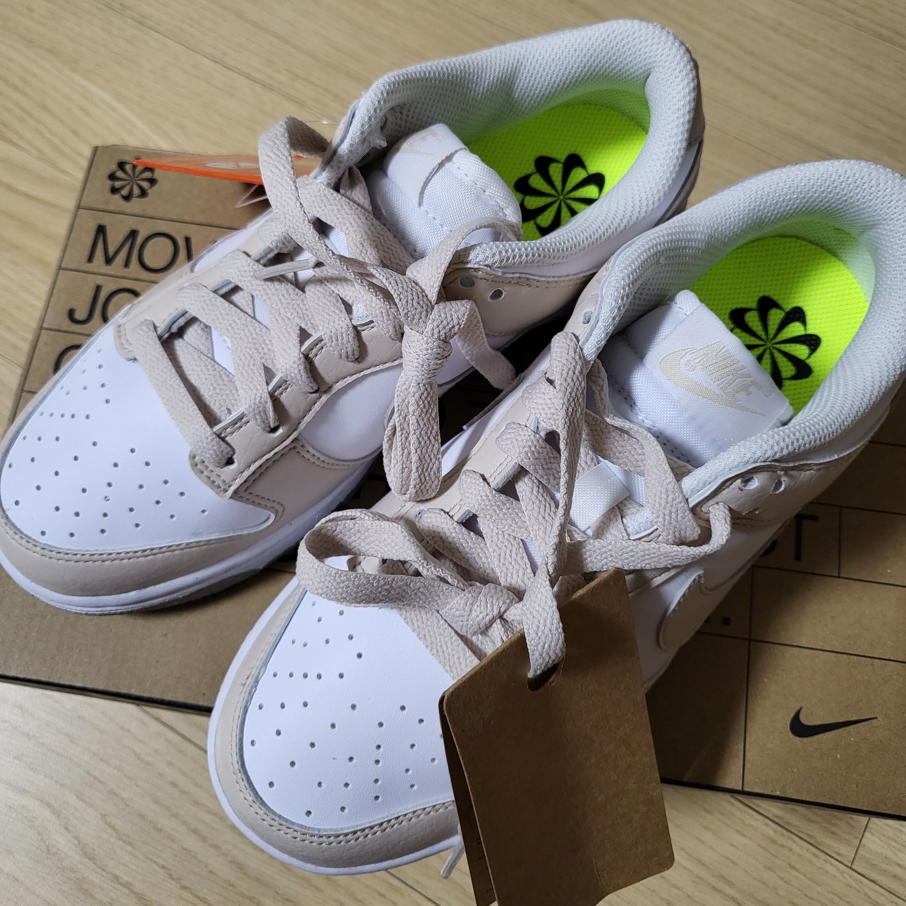 (W) Nike Dunk Low Next Nature Light Orewood Brown 착용 스타일