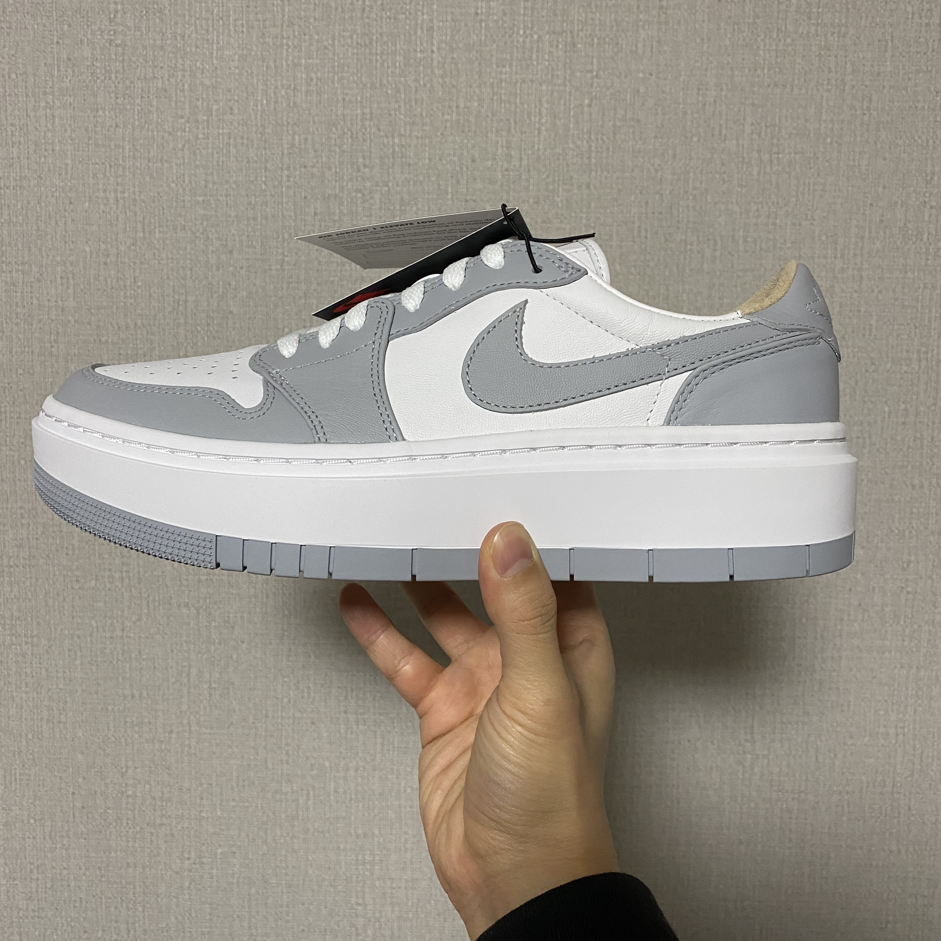 (W) Jordan 1 Elevate Low White and Wolf Grey 착용 스타일 - 1