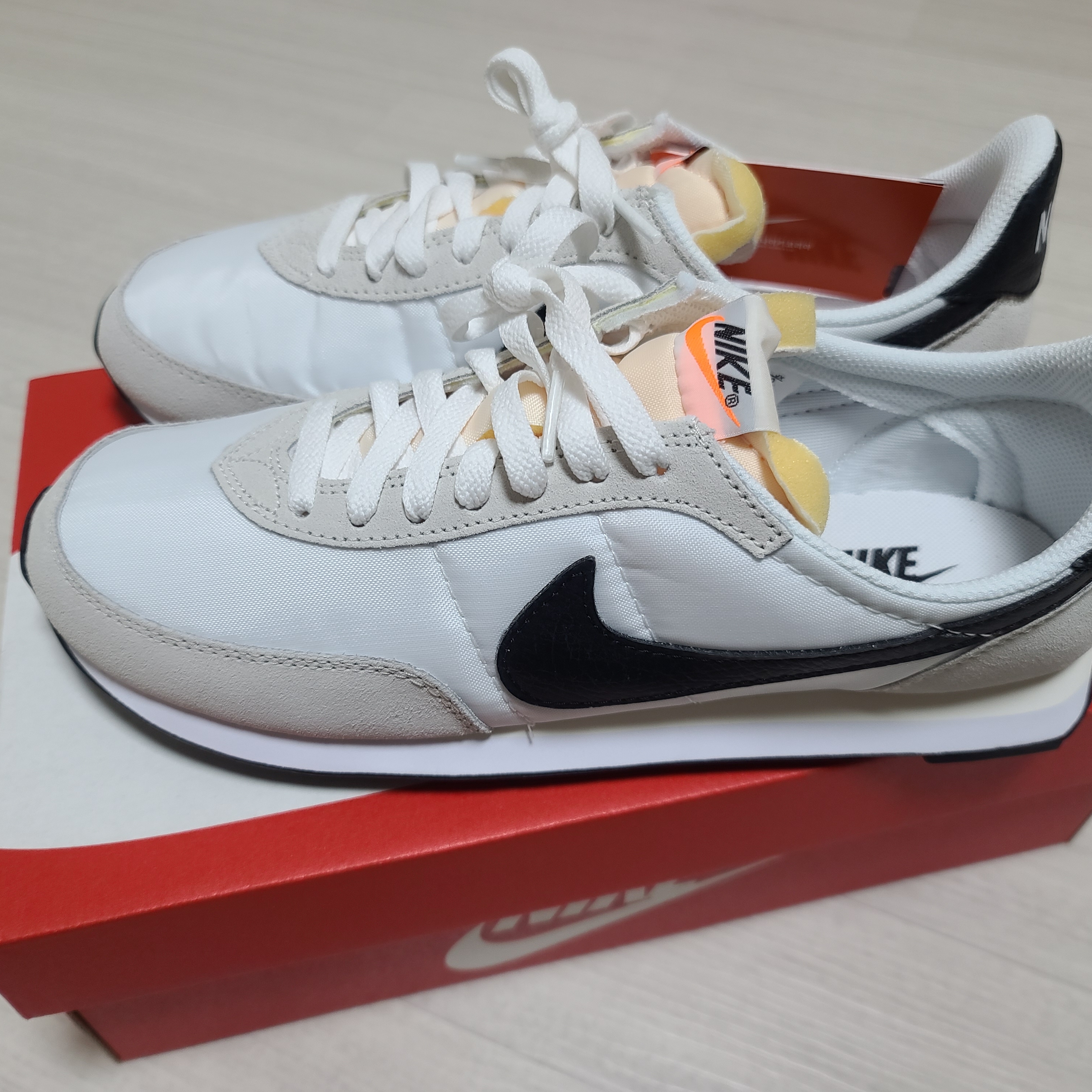 Nike Waffle Trainer 2 Black Sail 착용 스타일