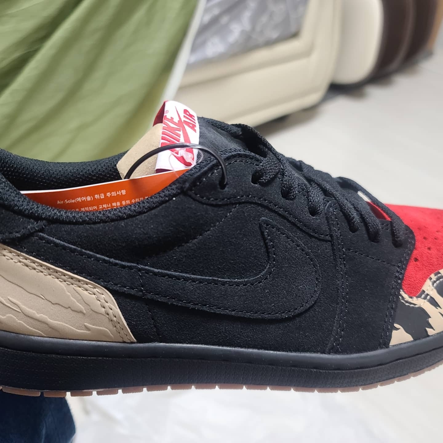 Jordan 1 x SoleFly Retro Low OG SP Black and Sport Red 착용 스타일 - 4