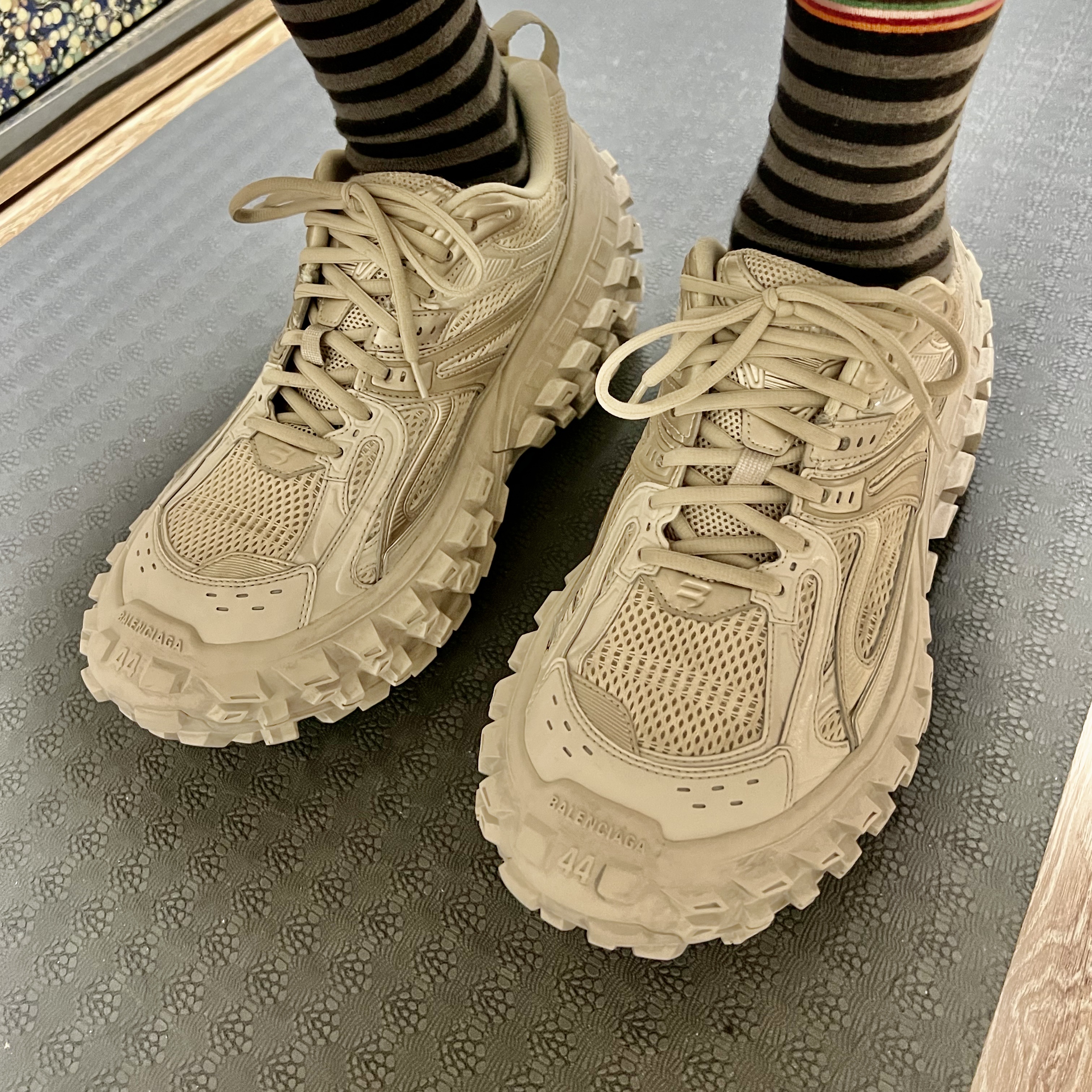 Balenciaga Defender Sneakers Beige 착용 스타일 - 2
