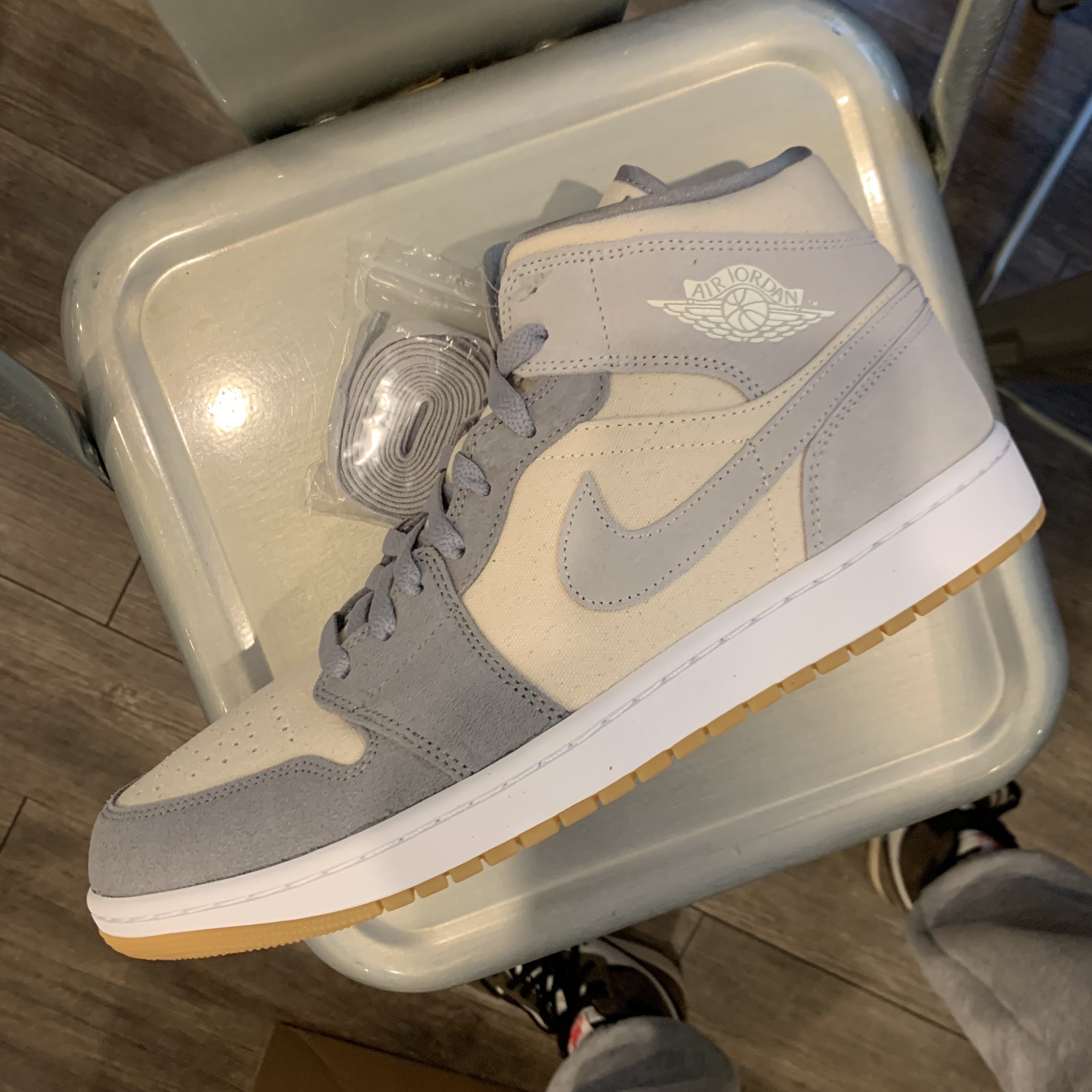 Jordan 1 Mid SE Coconut Milk Particle Grey 착용 스타일 - 3
