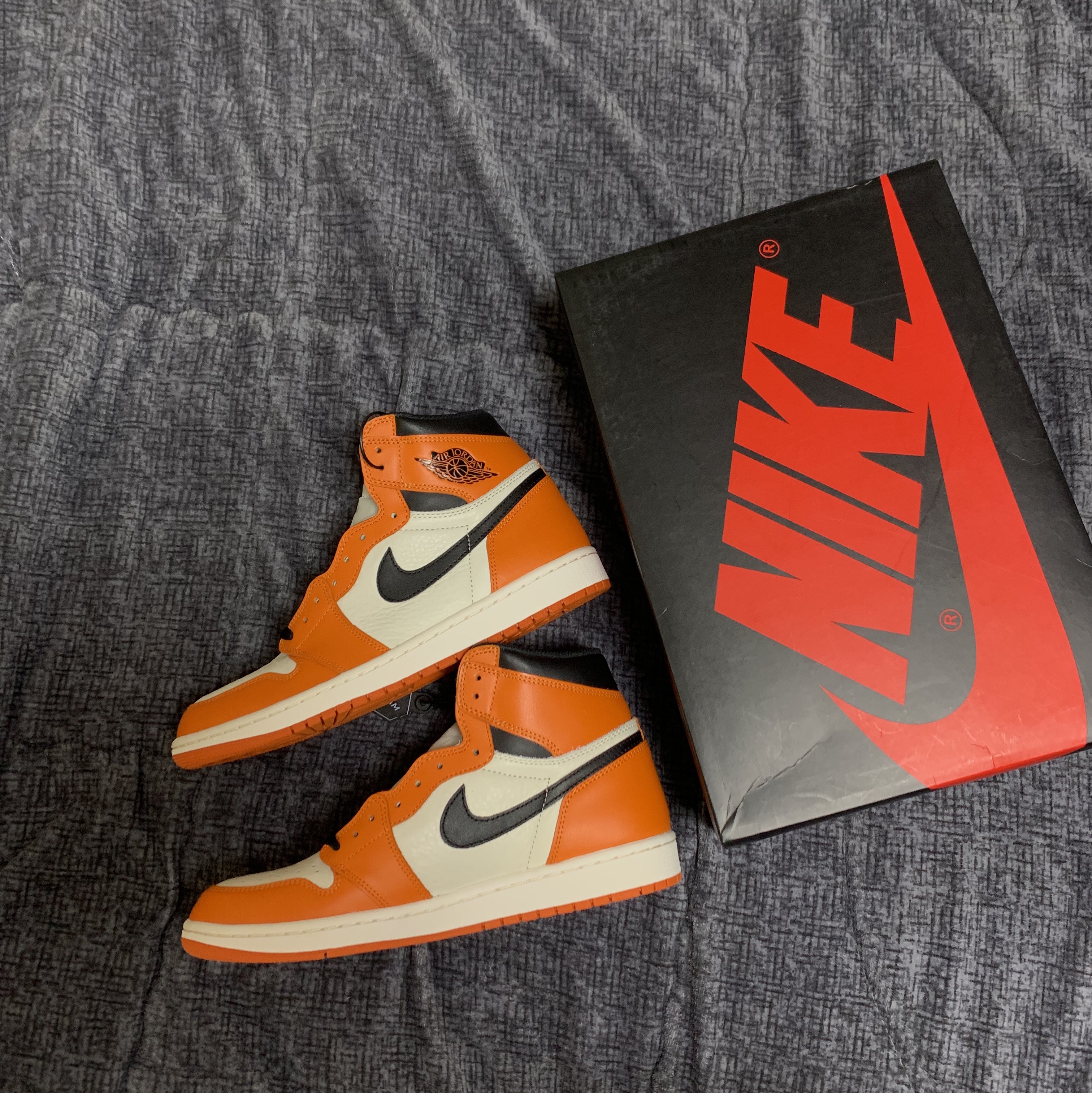 IAB Studio x Doosan Infracore Sweatshirt Orange, Jordan 1 Retro High OG Reverse Shattered Backboard 착용 스타일 - 2