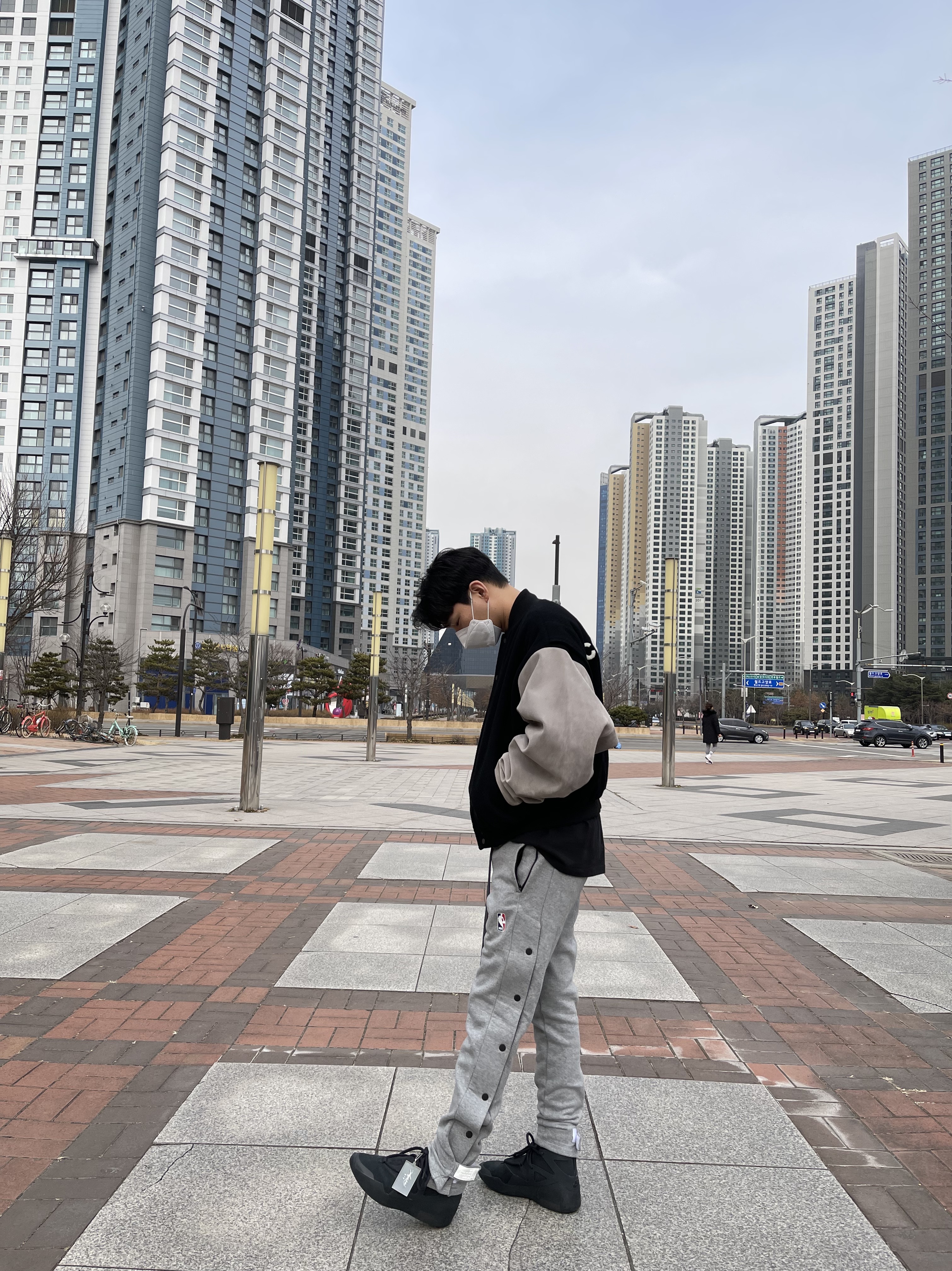 Nike x Fear of God Air Fear of God 1 Triple Black, Nike x Fear of God NRG Tear Away Pants Dark Grey Heather 착용 스타일 - 1