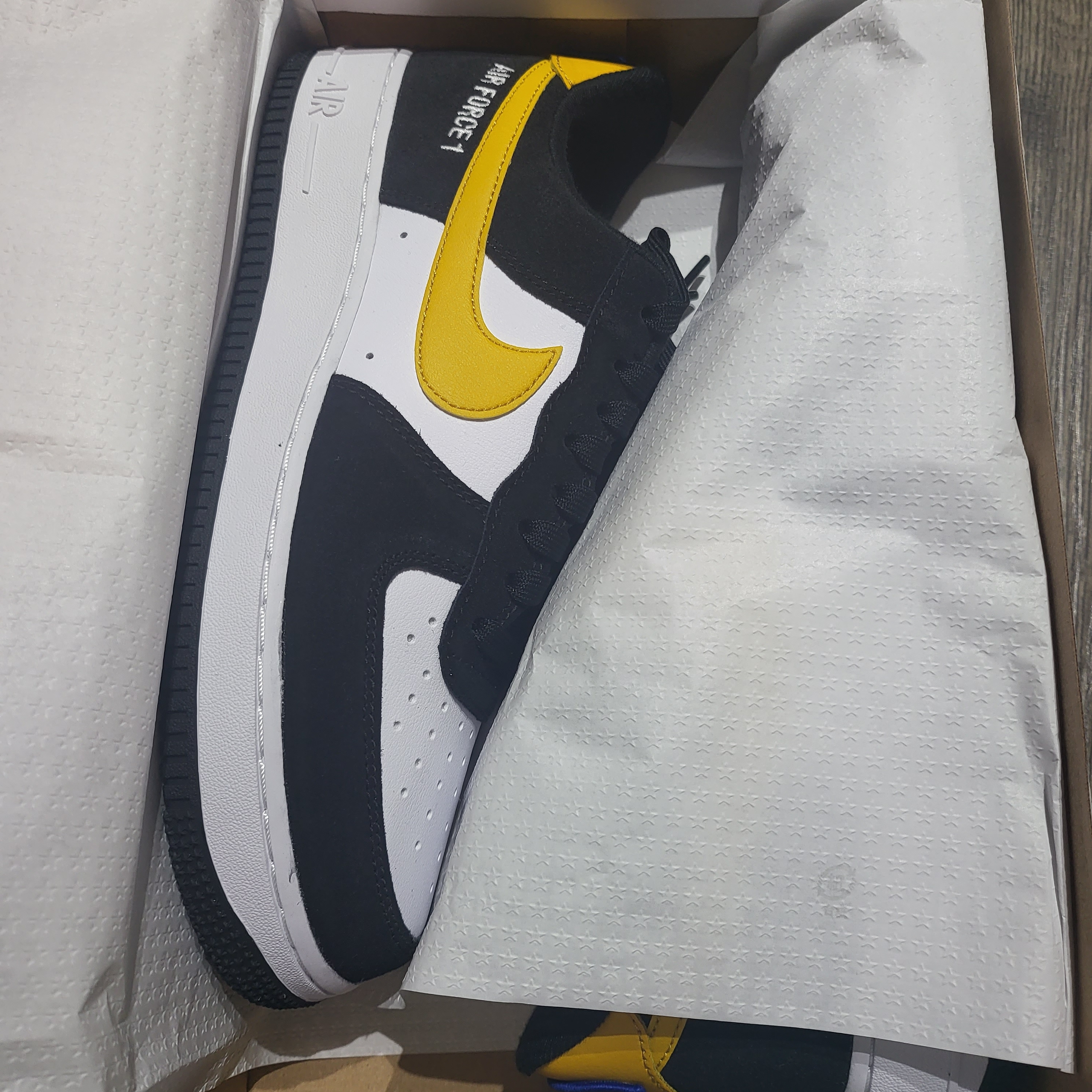Nike Air Force 1 '07 LV8 Athletic Club Black Dark Sulfur, Nike Air Force 1 '07 LV8 Athletic Club Light Smoke Grey Marina 착용 스타일 - 1