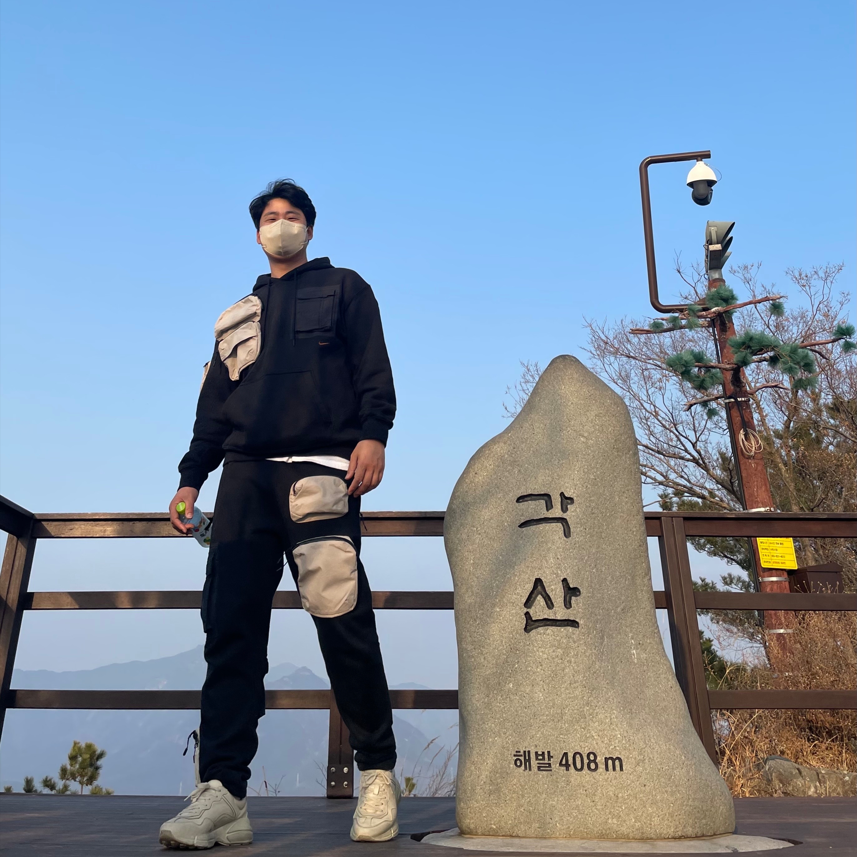 Gucci Rhyton Leather Sneakers Distressed Ivory, Nike x Travis Scott NRG AG Utility Sweatpants Black 착용 스타일