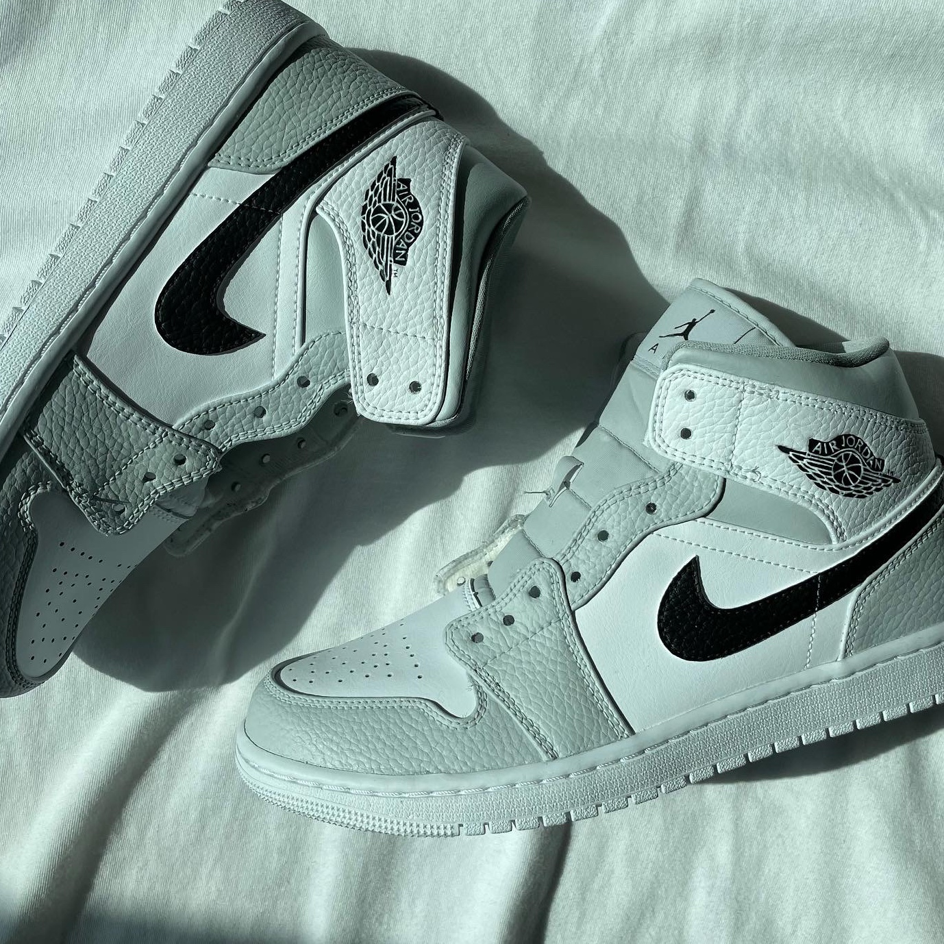 Jordan 1 Mid Triple White, (W) Jordan 1 Mid White Snakeskin 착용 스타일 - 1