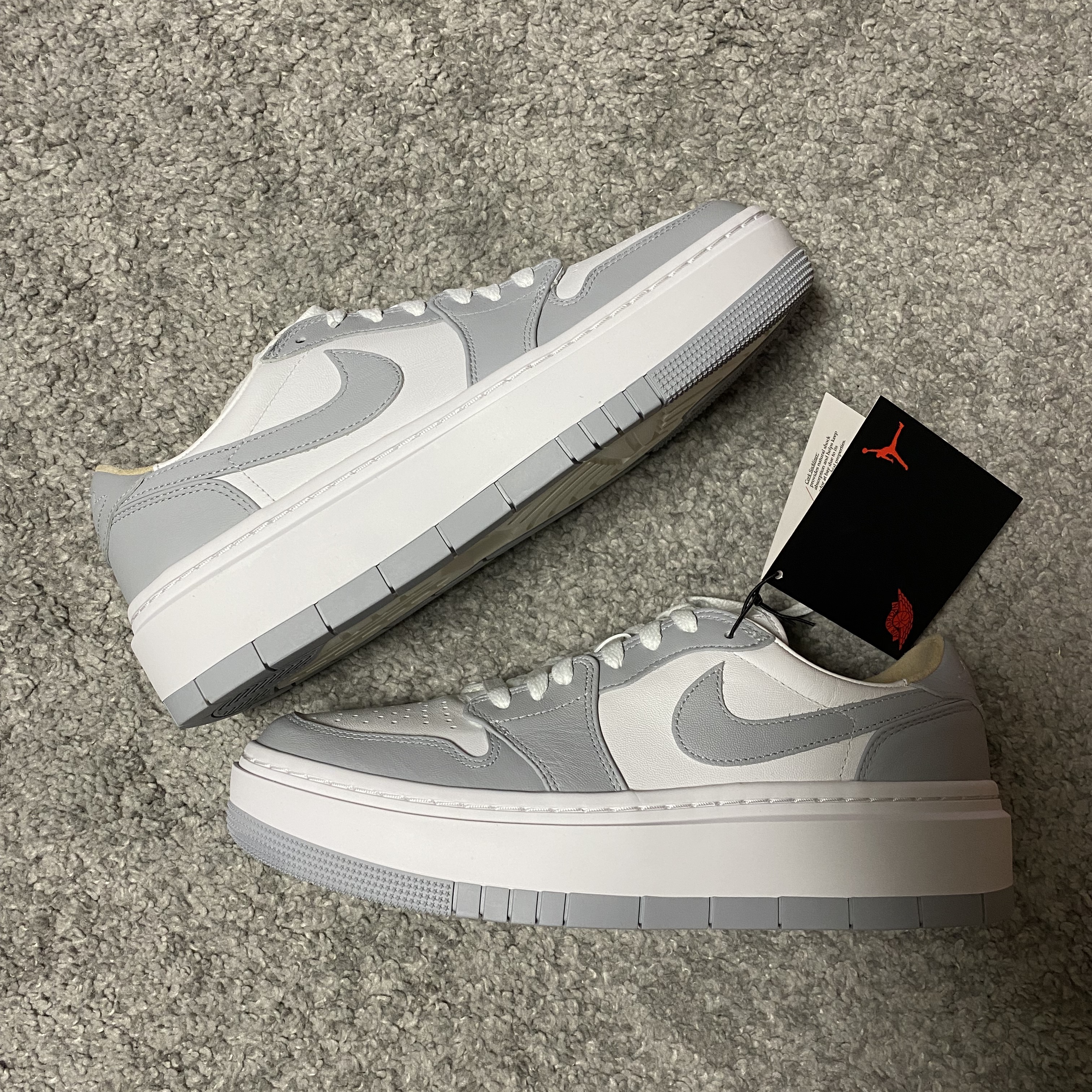 (W) Jordan 1 Elevate Low White and Wolf Grey 착용 스타일 - 2