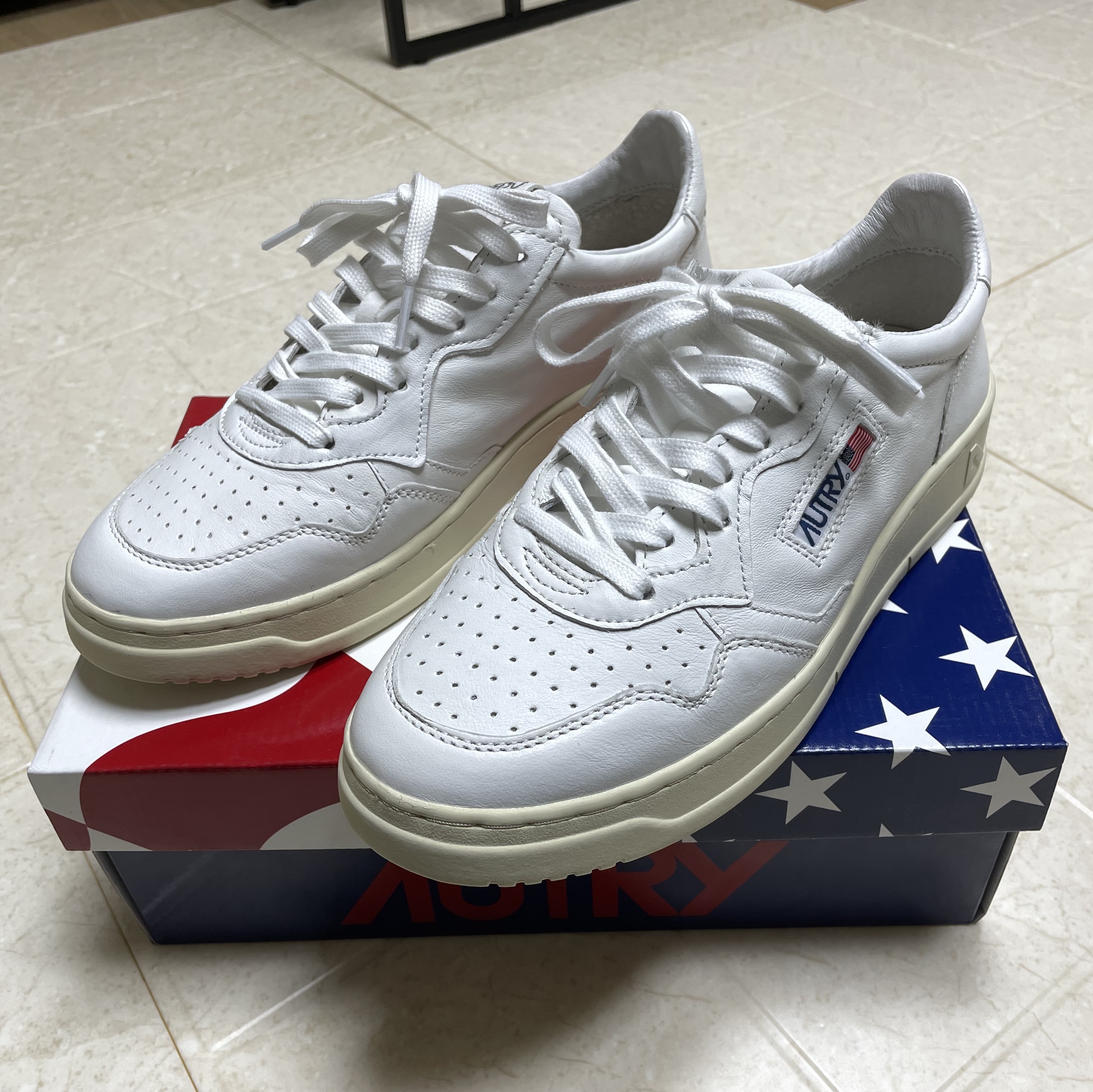 Autry Medalist Low Goatskin Sneakers White 착용 스타일